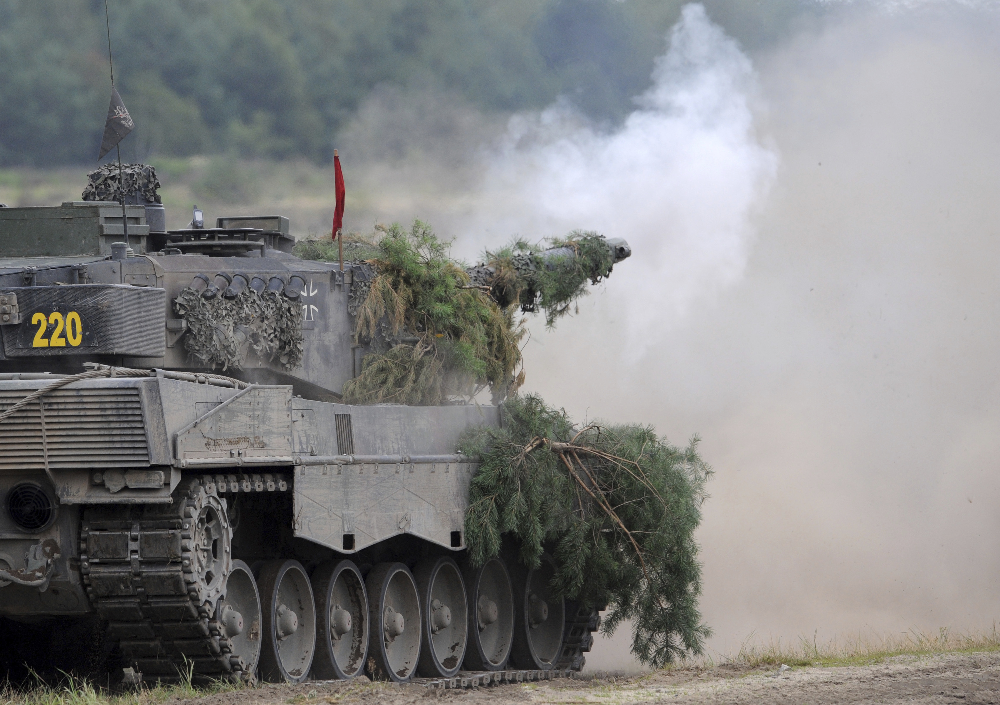 Un tanque Leopard 2A6 del batallón de maniobras Bundeswehr Panzer 93 dispara en el área de entrenamiento Oberlausitz, el 12 de agosto de 2009, en Weisskeissel, Alemania. (Ralf Hirschberger/dpa via AP, Archivo)