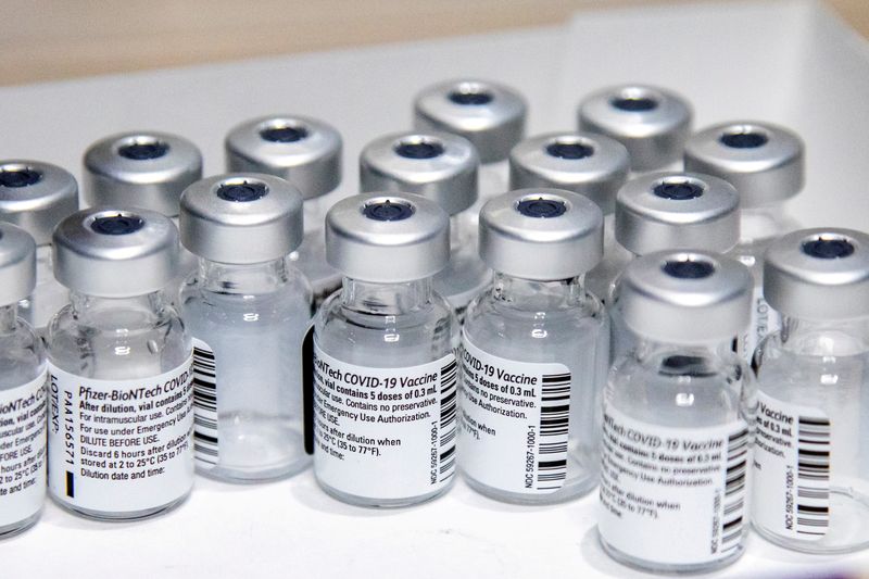 FOTO DE ARCHIVO: Viales vacíos de la vacuna de COVID-19 de Pfizer-BioNTech en Toronto