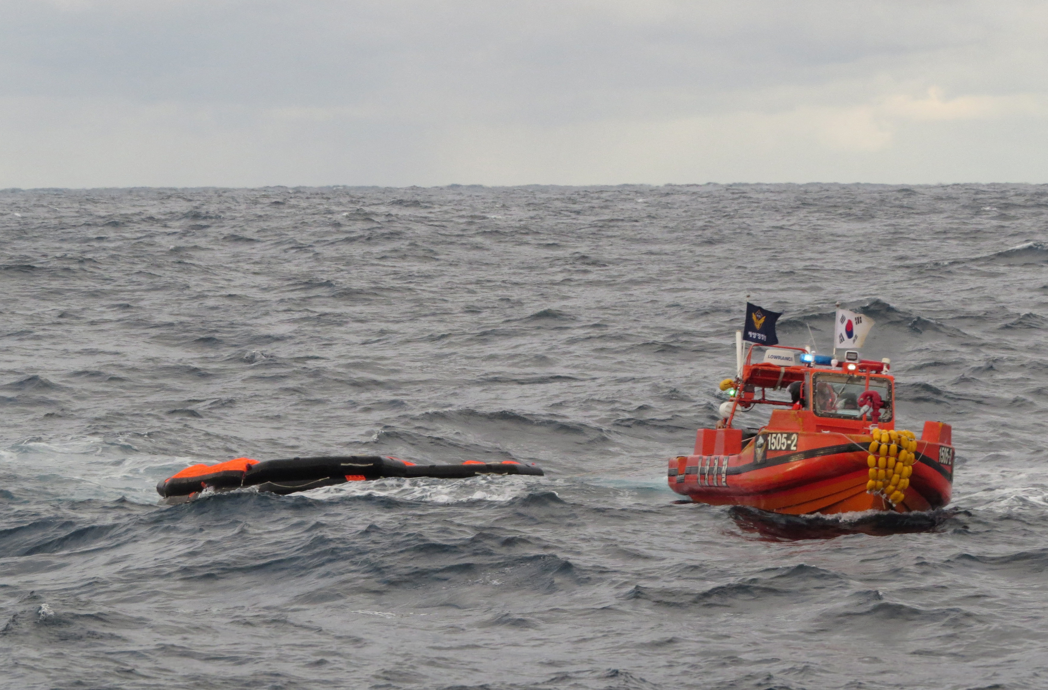 Los equipos de rescate creen que los desaparecidos podrían estar a la deriva en botes salvavidas, a partir de las informaciones de tres buques privados que navegaban por la zona en el momento del incidente y rescataron a cinco de los tripulantes. (REUTERS)
