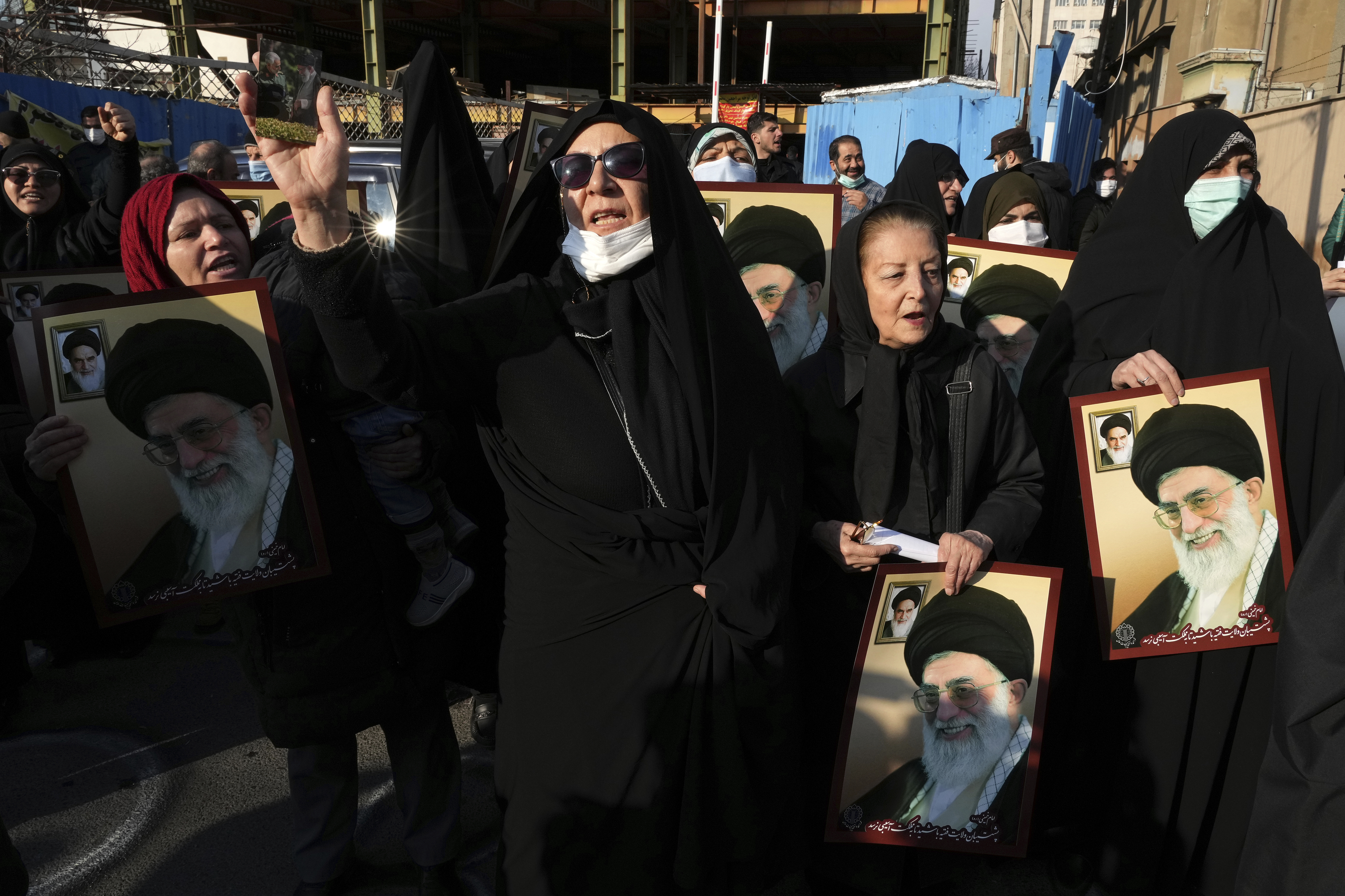 Manifestantes iraníes gritan consignas durante una protesta . (AP Foto/Vahid Salemi)