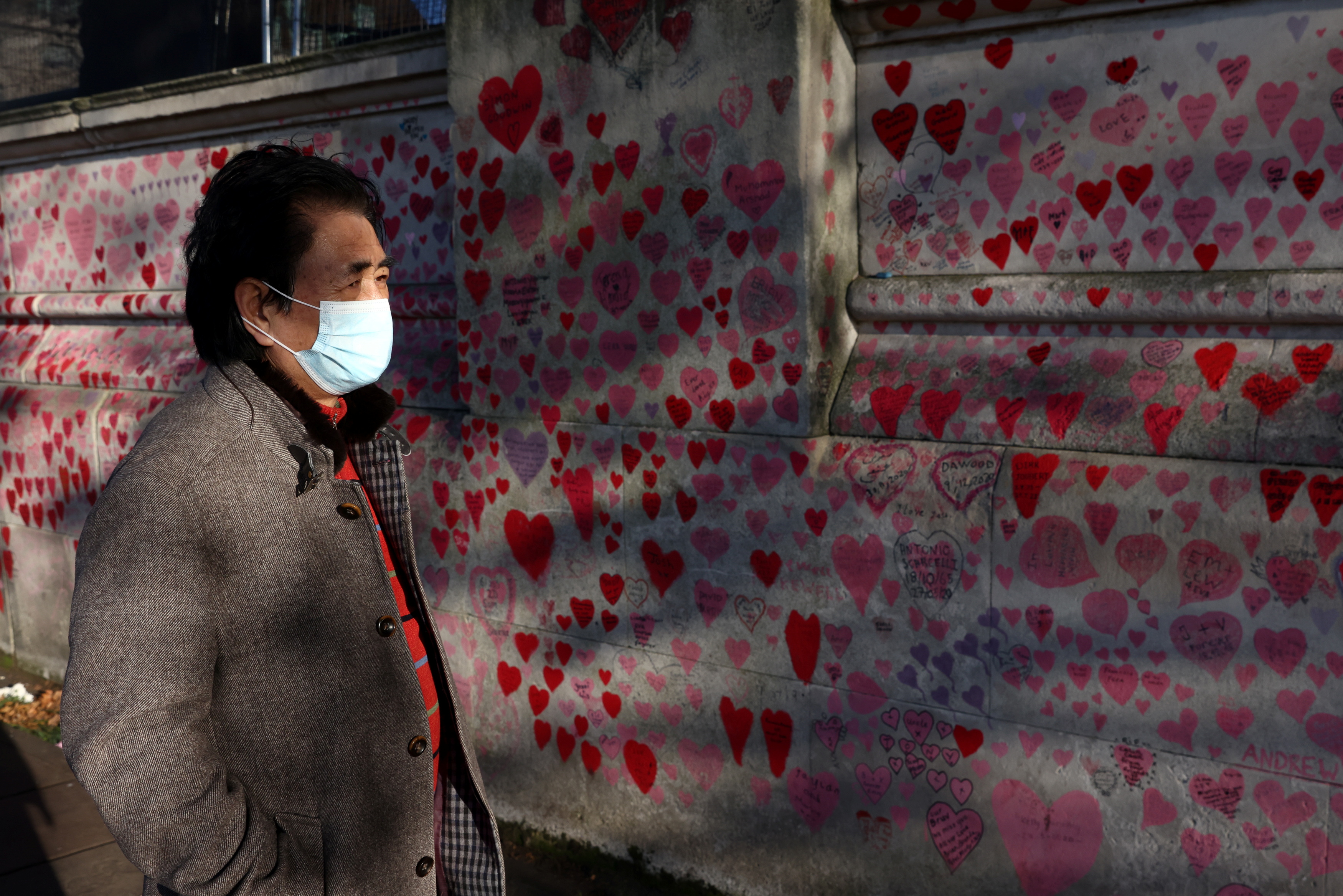 Un hombre con una mascarilla en Londres. REUTERS/Tom Nicholson