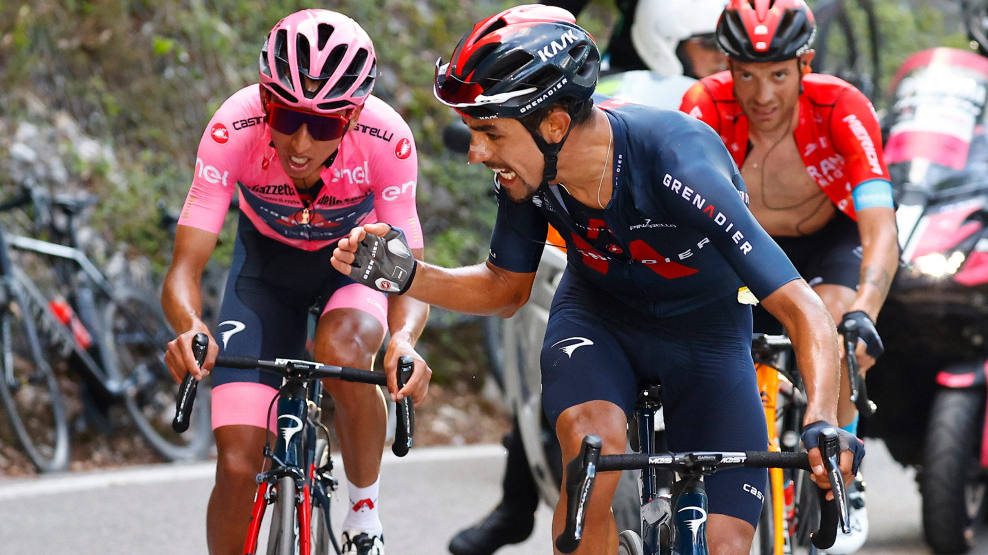 El colombiano sufrió su primer día malo en el Giro de Italia, pero la labor de su compatriota fue indispensable para no perder mucho tiempo. Foto: Giro de Italia