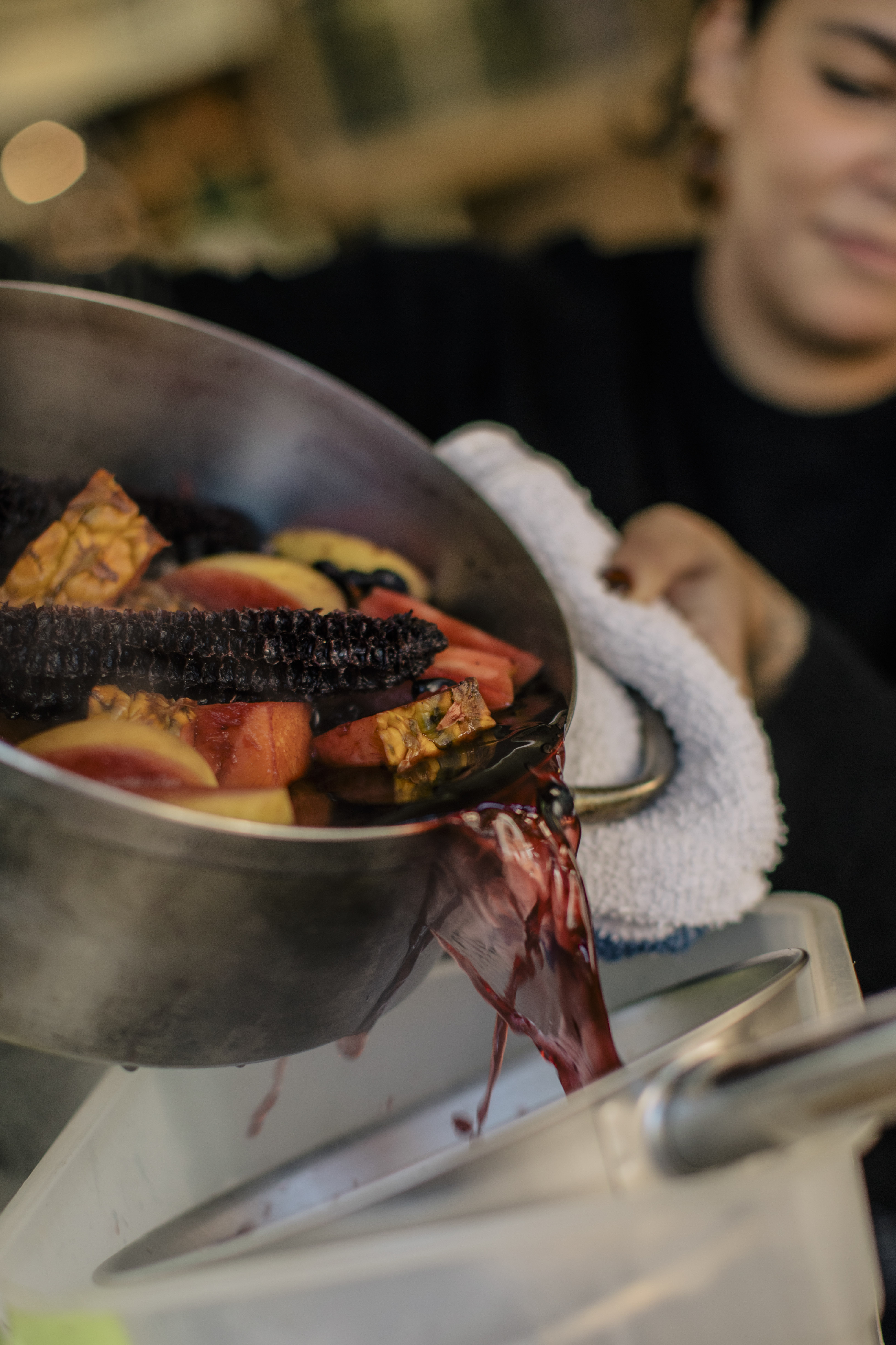 En el restaurante Llama Inn, en Brooklyn, la chicha morada se cuela después cocinarla a fuego lento y luego se enfría durante la noche con todos los ingredientes.