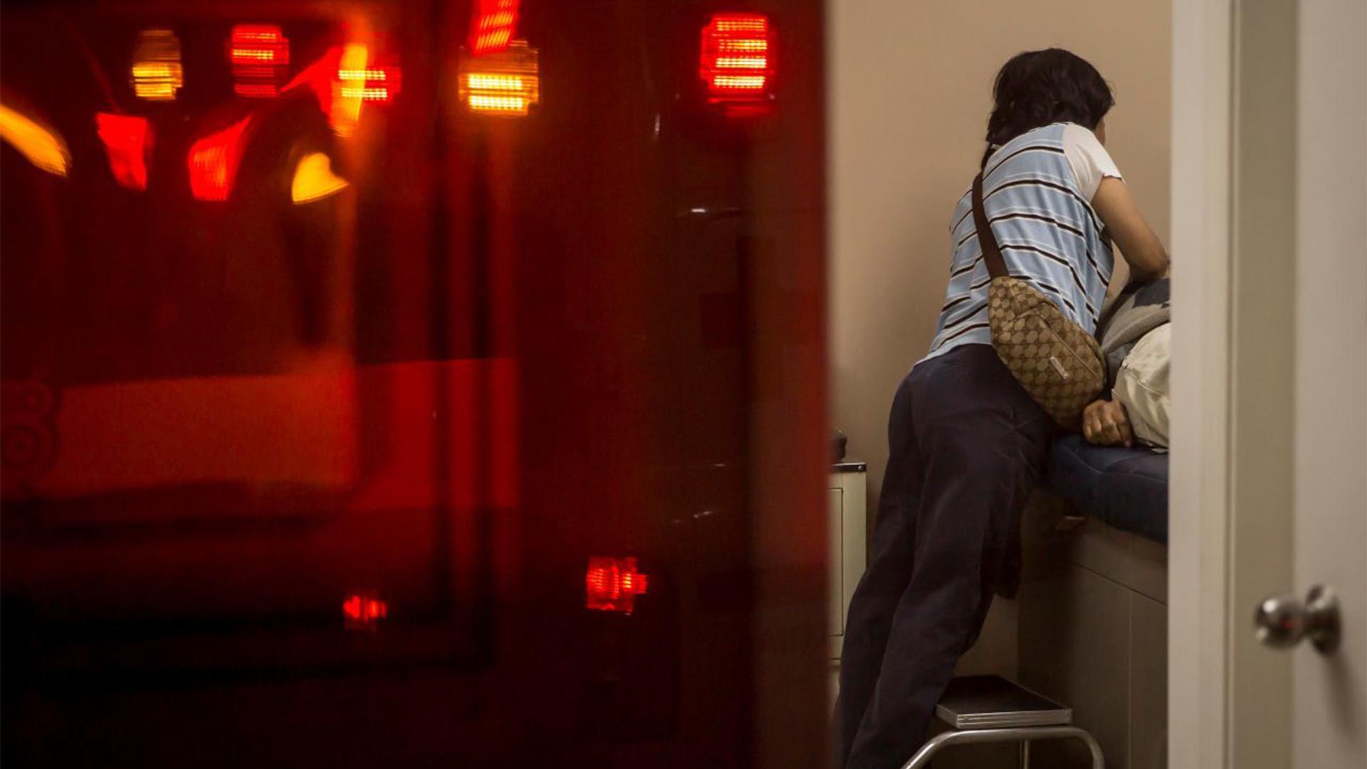 Una mujer se despide de su esposo que murió tras presentar síntomas de COVID-19, esto en el consultorio médico de una farmacia, paramédicos de la Cruz Roja que atendieron el llamado de auxilio determinaron que ya no tenía signos vitales (Foto: Cuartoscuro/Omar Martínez)