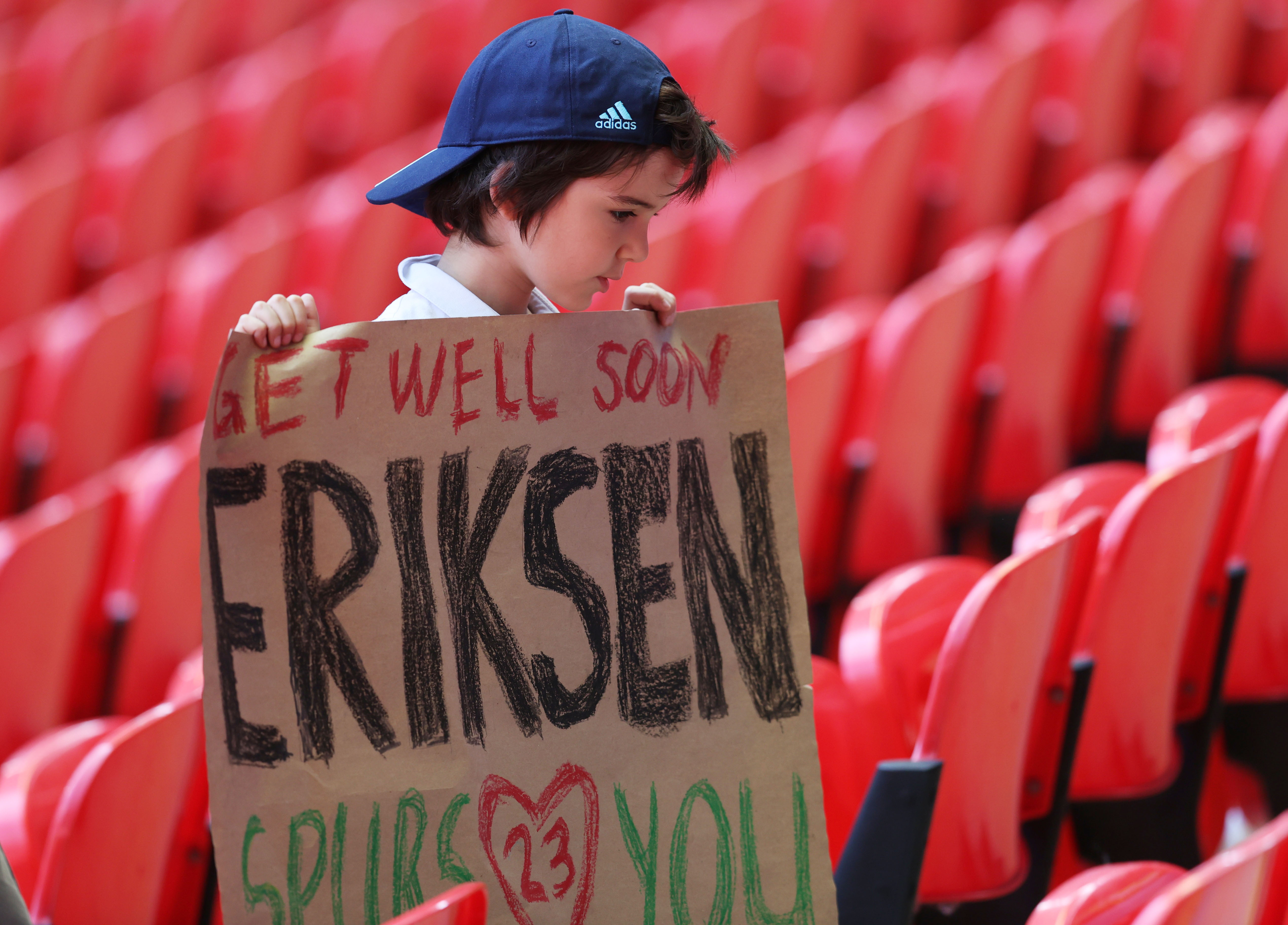 Los aficionados también se expresaron en las gradas. Foto: REUTERS/Catherine Ivill
