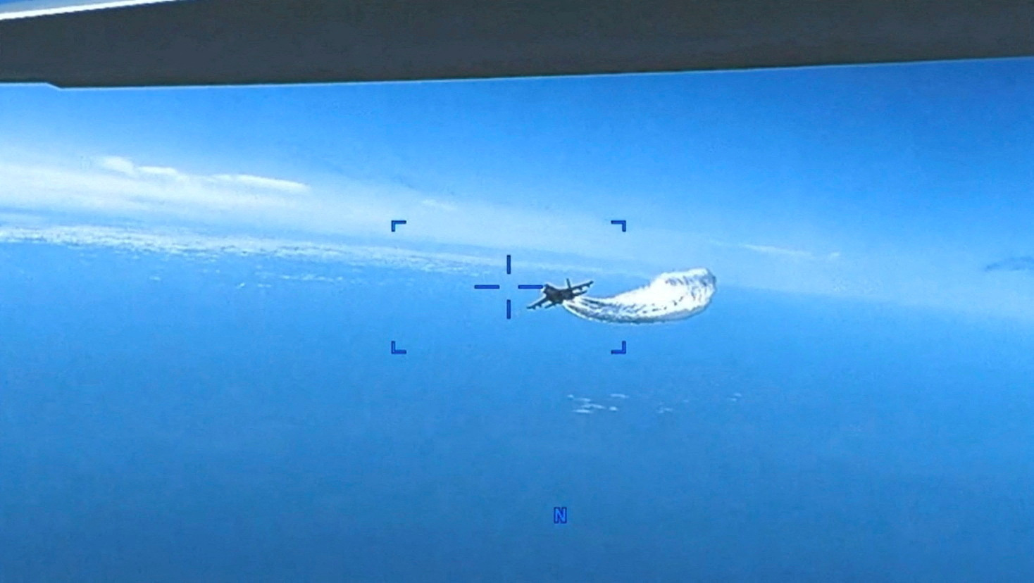 Un avión militar ruso Su-27 descarga combustible mientras vuela hacia un dron MQ-9 "Reaper" de la Fuerza Aérea de EE. UU. sobre el Mar Negro, el 14 de marzo de 2023 en esta imagen fija tomada de un video publicado por el Pentágono. Cortesía del Comando Europeo de EE. UU./El Pentágono/Folleto a través de REUTERS