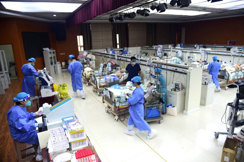 Trabajadores de salud atendiendo pacientes con COVID en un hospital en Cangzhou, en la provincia china de Hebei (China Daily via REUTERS)