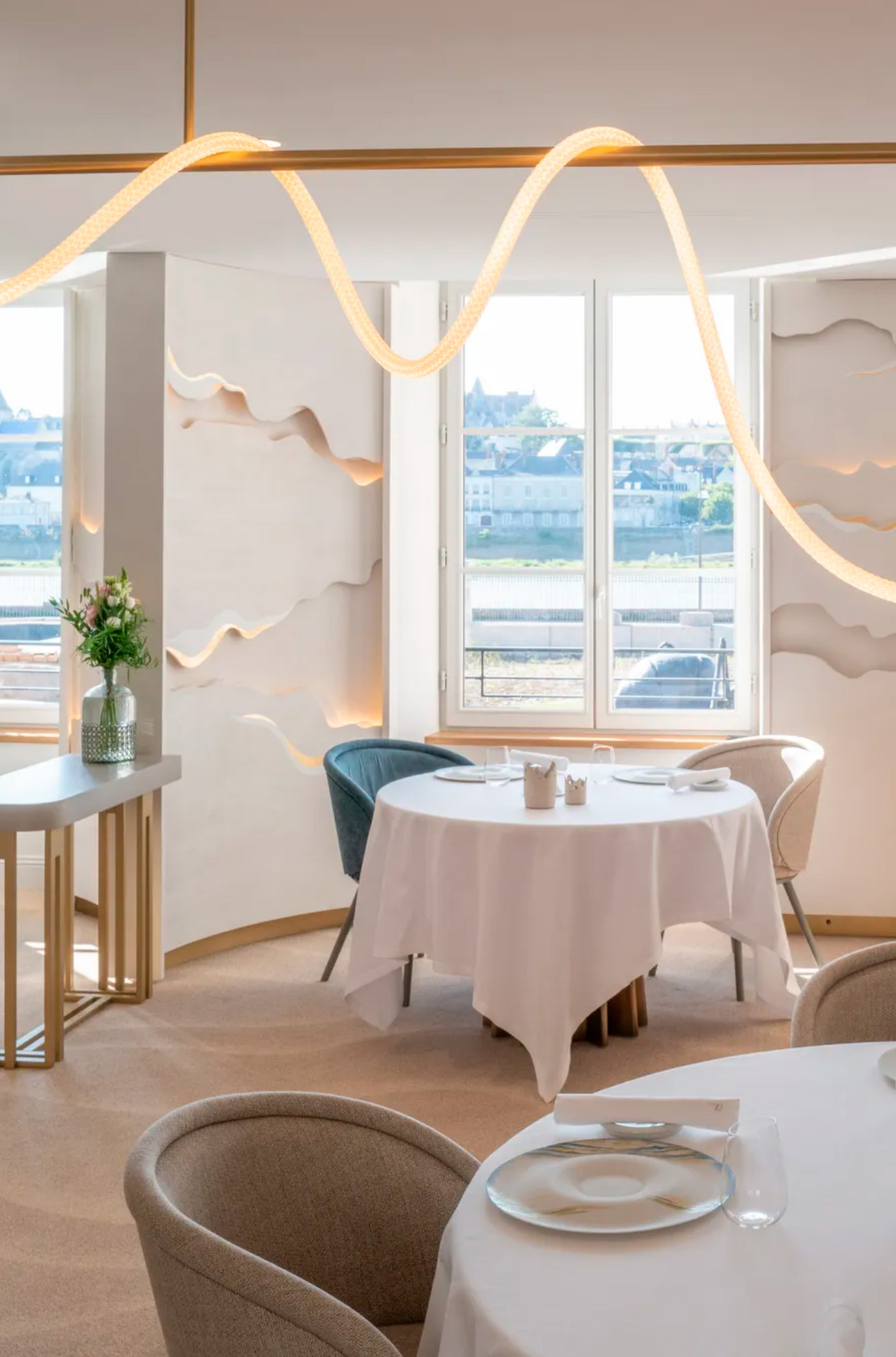Fleur de Loire del chef con estrella Michelin Christophe Hay tiene dos restaurantes, una pastelería y un jardín de 2,5 acres del que provienen sus ingredientes.