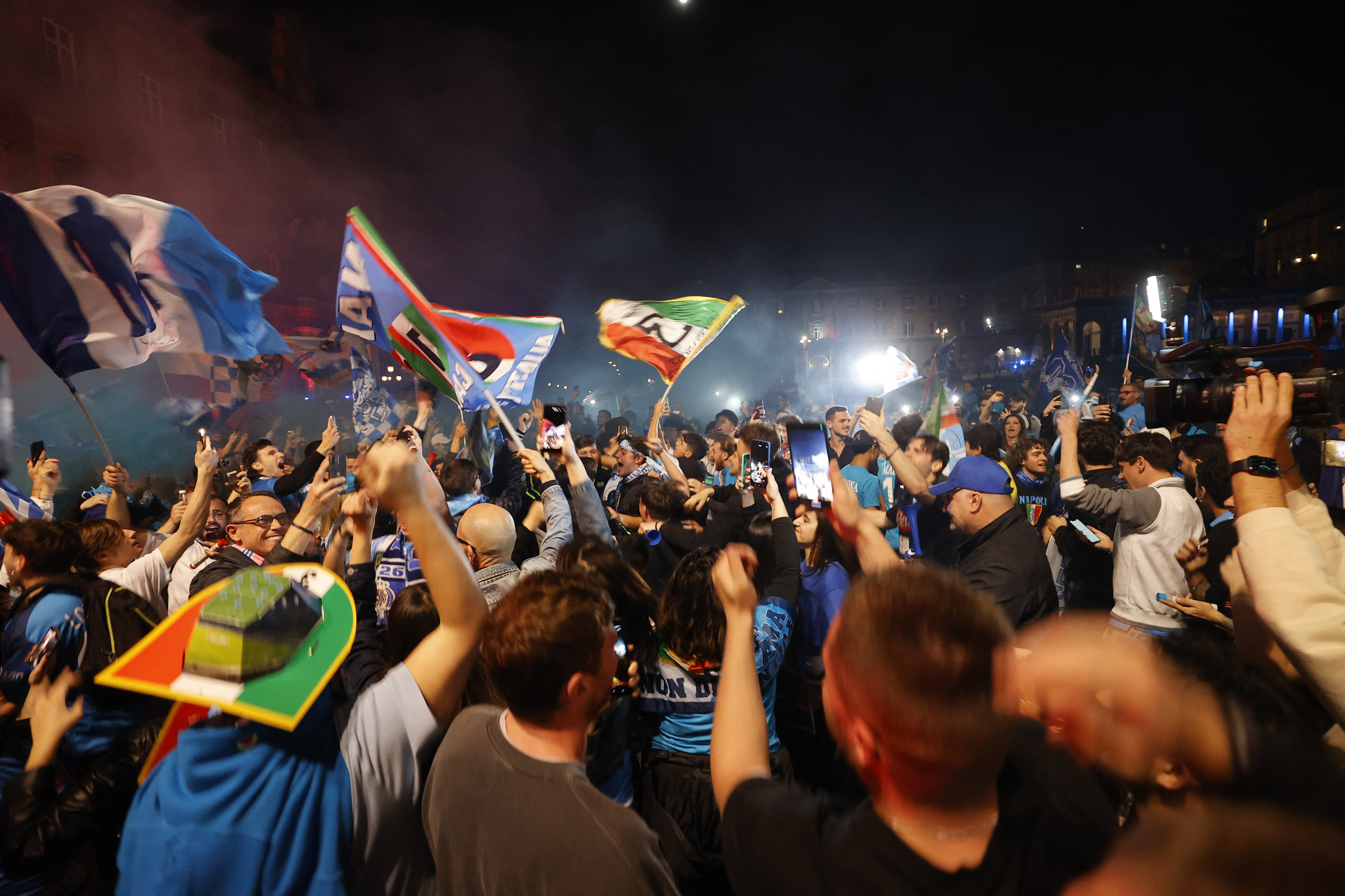 Los hinchas y sus banderas en medio de una euforia única por la consagración en el Calcio