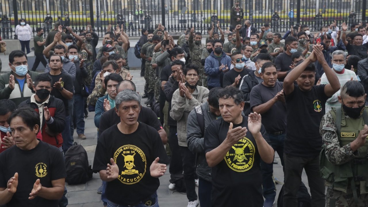 Pedro Castillo recibe a grupo de reservistas de las Fuerzas Armadas en Palacio de Gobierno