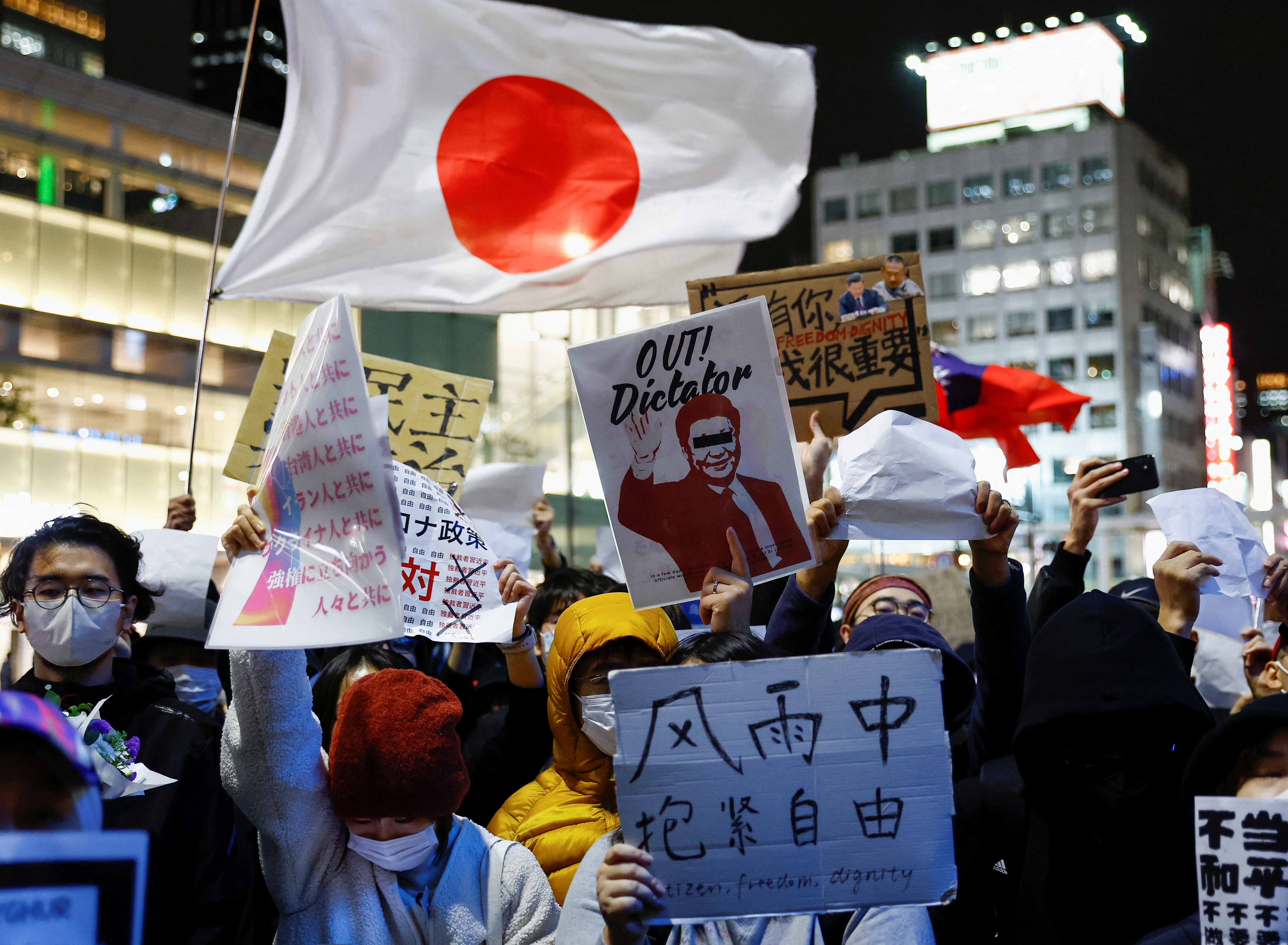Los manifestantes sostienen pancartas durante una protesta solidaria contra los bloqueos de China por el COVID-19, en Tokio, Japón, el 30 de noviembre de 2022. REUTERS/Kim Kyung-Hoon
