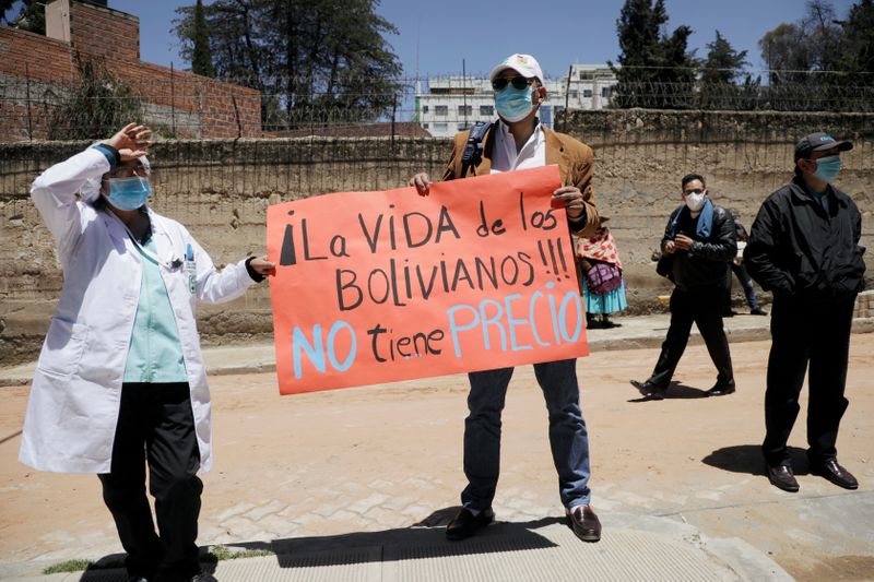 Trabajadores médicos sostienen un cartel en una protesta en demanda de una cuarentena más estricta debido al aumento de contagios de COVID-19 en La Paz, Bolivia. 27 ene, 2021. REUTERS/David Mercado/Archivo