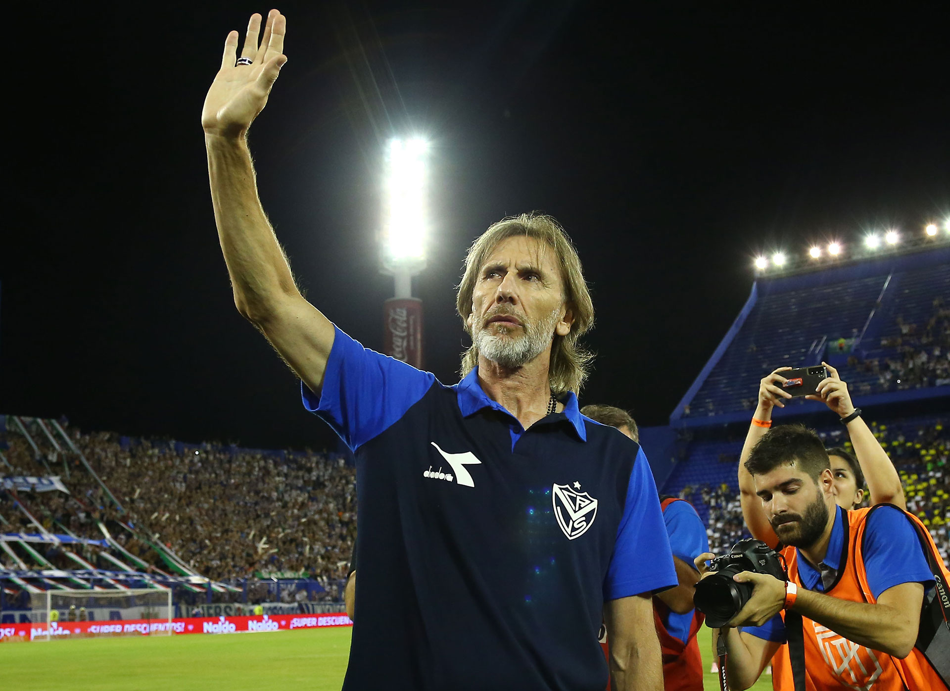 La “gambeta” fallida de Ricardo Gareca en su presentación en Vélez: mosaico, ovación y lágrimas previo al duelo ante Platense