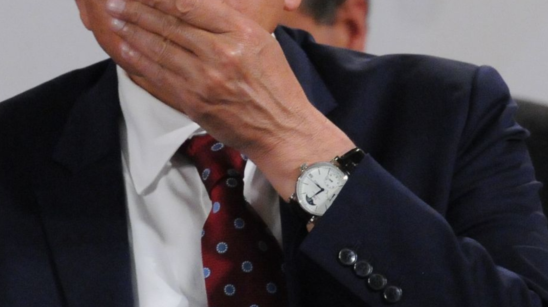 López Hernández mostró un reloj de la misma marca en una conferencia en Palacio Nacional. (Cuartoscuro)