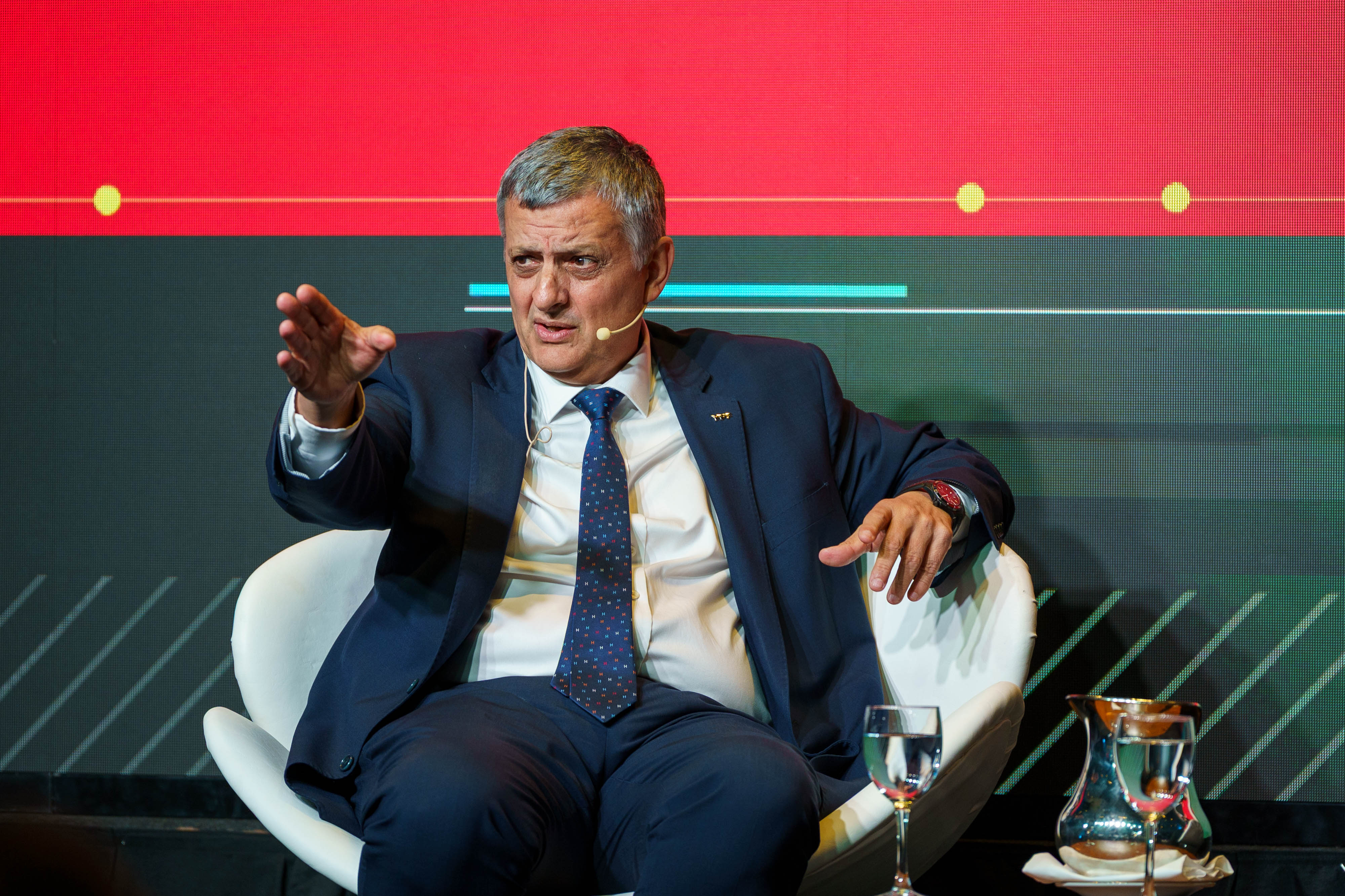 El presidente de YPF relativizó la caída de la actividad en Vaca Muerta y anticipó los próximos pasos del proyecto de GNL