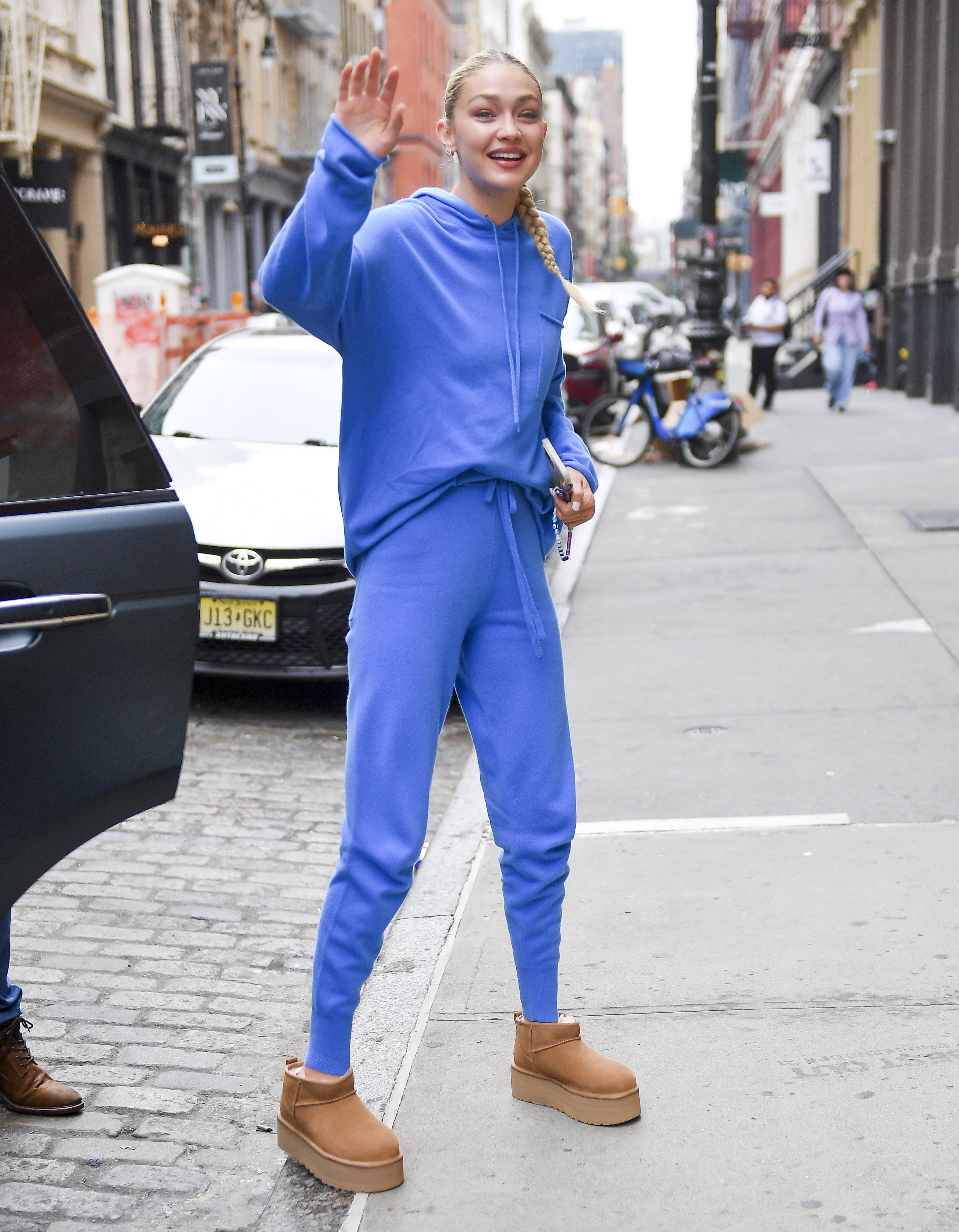 Gigi Hadid eligió un traje azul para su evento pop up en la ciudad de Nueva York. La modelo es señalada como la nueva novia de Leo DiCaprio, ¿se confirmará el romance?