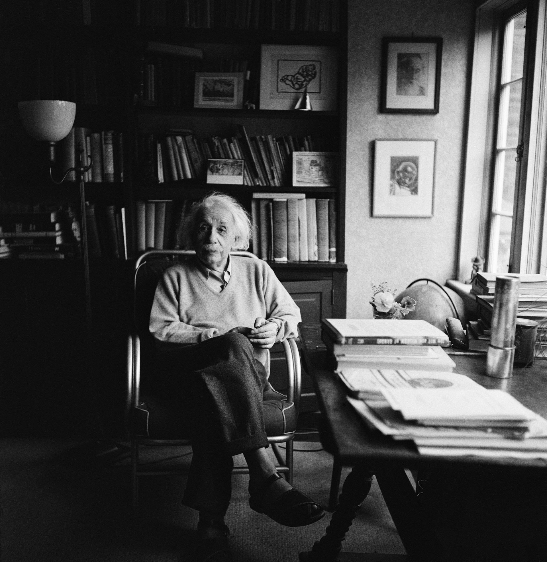 El físico Albert Einstein (1879 - 1955) en su oficina como profesor en la Universidad de Princeton, New Jersey, en 1951. (Photo by Ernst Haas/Ernst Haas/Getty Images) 