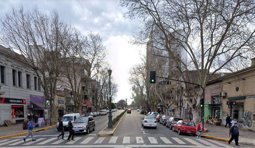 La avenida 4 en La Plata, la calle donde está el edificio desde el que cayó la víctima