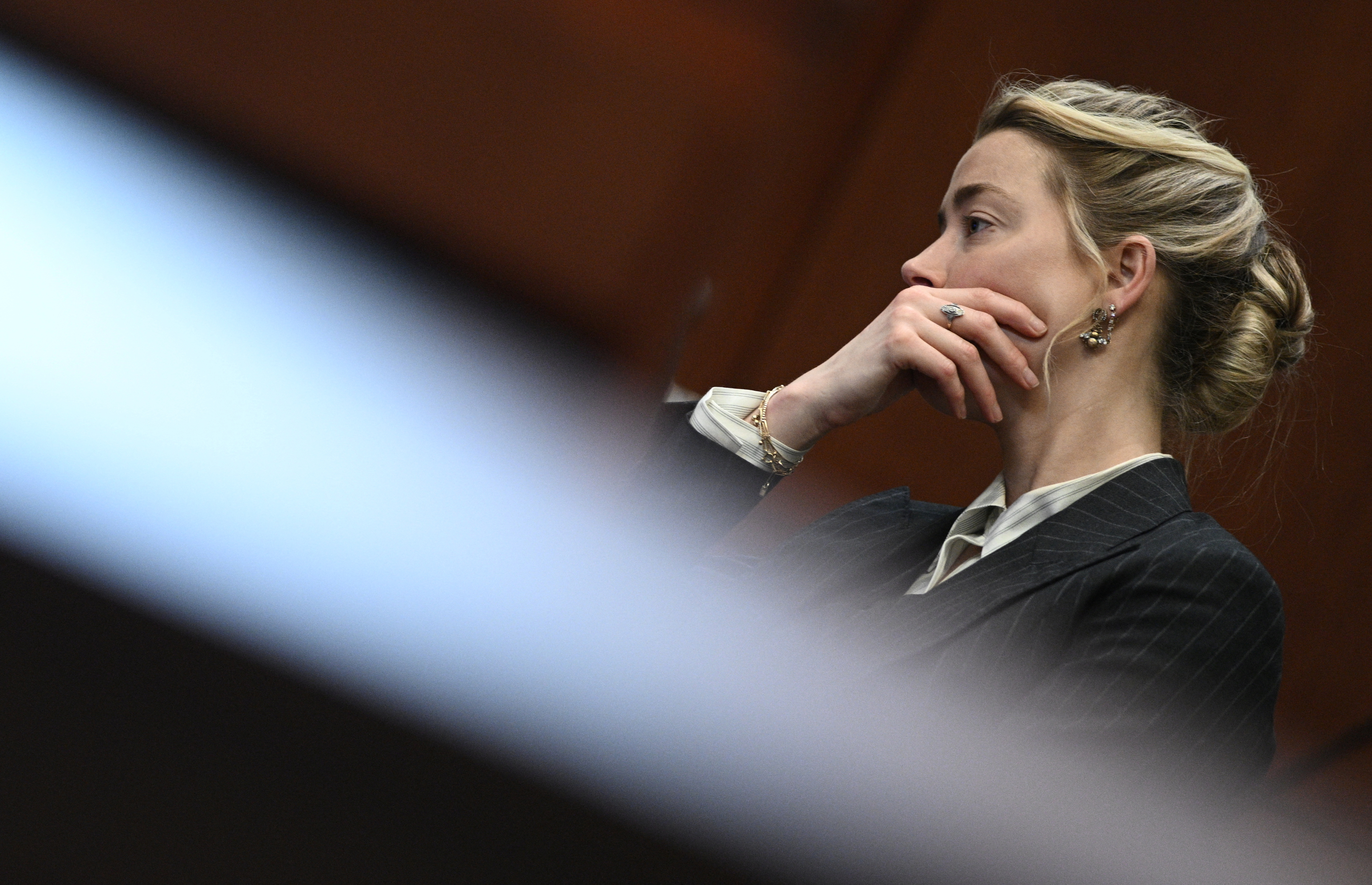 La actriz Amber Heard observa durante un caso de difamación en su contra por parte de su exesposo, el actor Johnny Depp, en el juzgado de circuito del condado de Fairfax en Fairfax, Virginia, EE. UU., 17 de mayo de 2022. (Foto: Brendan Smialowski/Pool vía REUTERS)