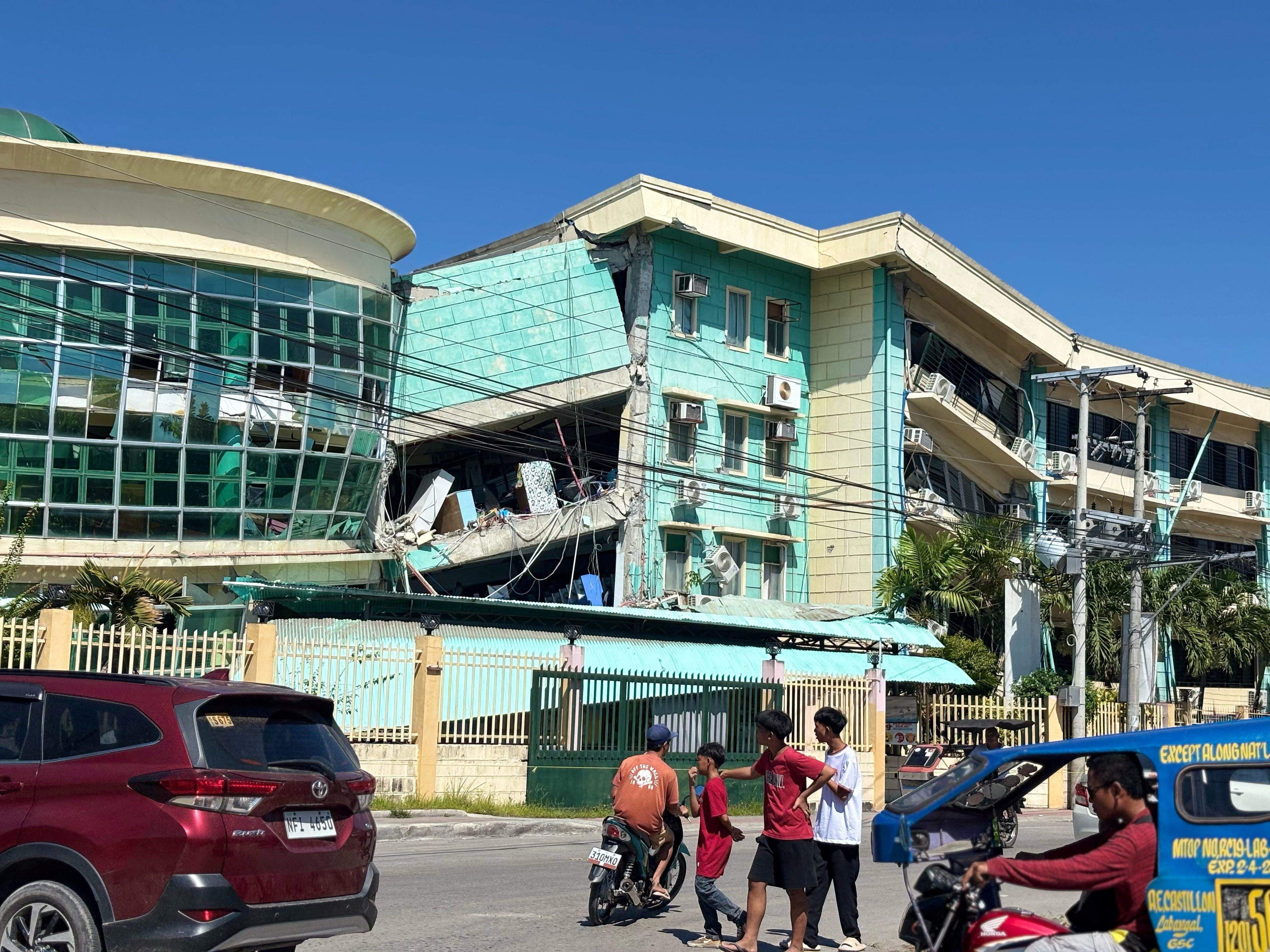 Un terremoto de magnitud 7,8 sacudi&oacute; el sur de Filipinas: hay alerta de tsunami y al menos 15 muertos