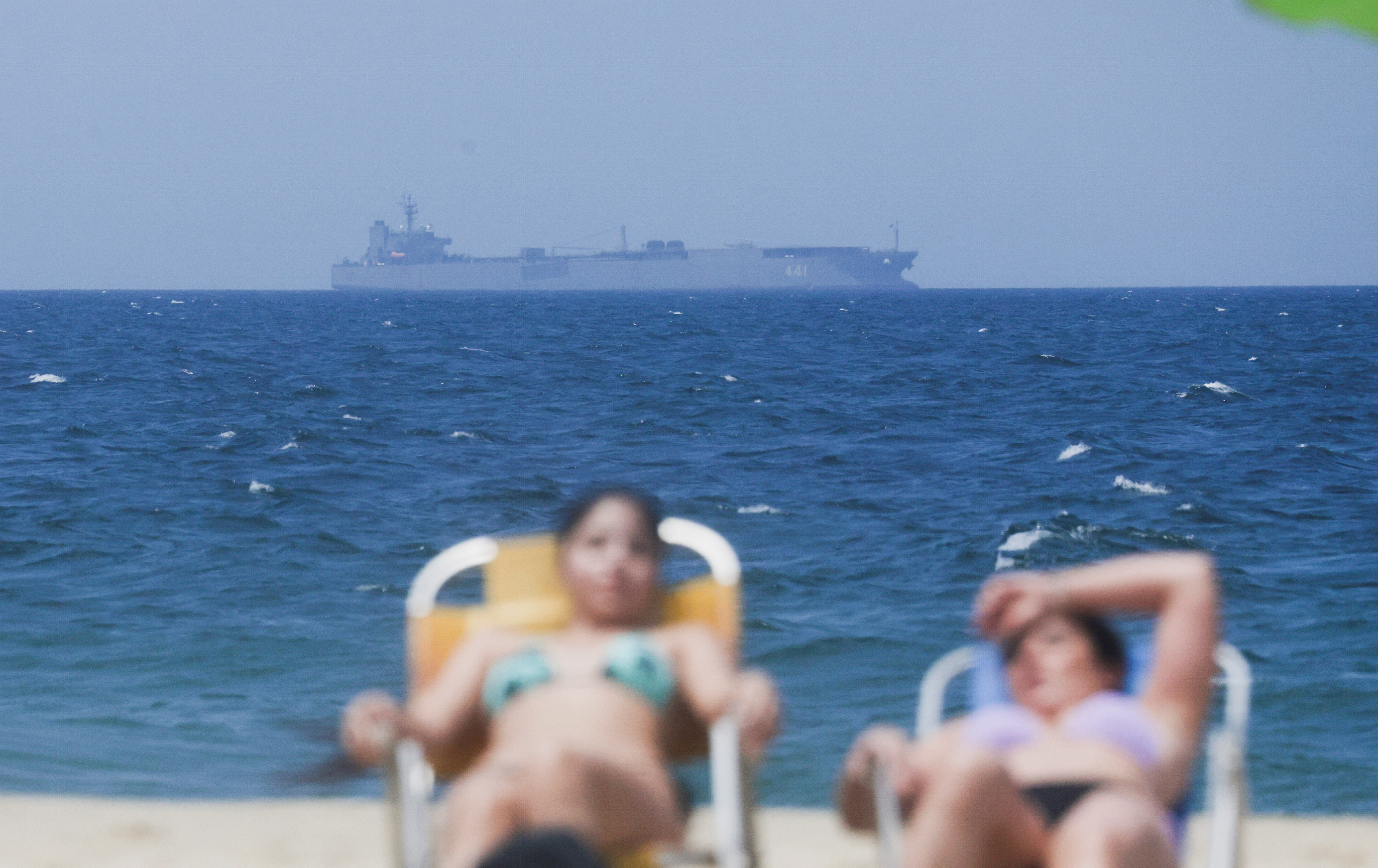 El buque visto desde la playa de Ipanema (Reuters)