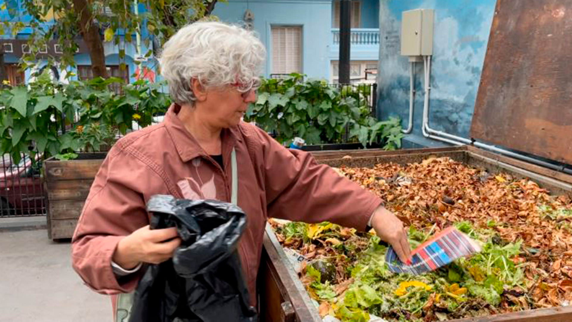 Patricia, vecina de Palermo, dejando desperdicios orgánicos en la compostera comunitaria