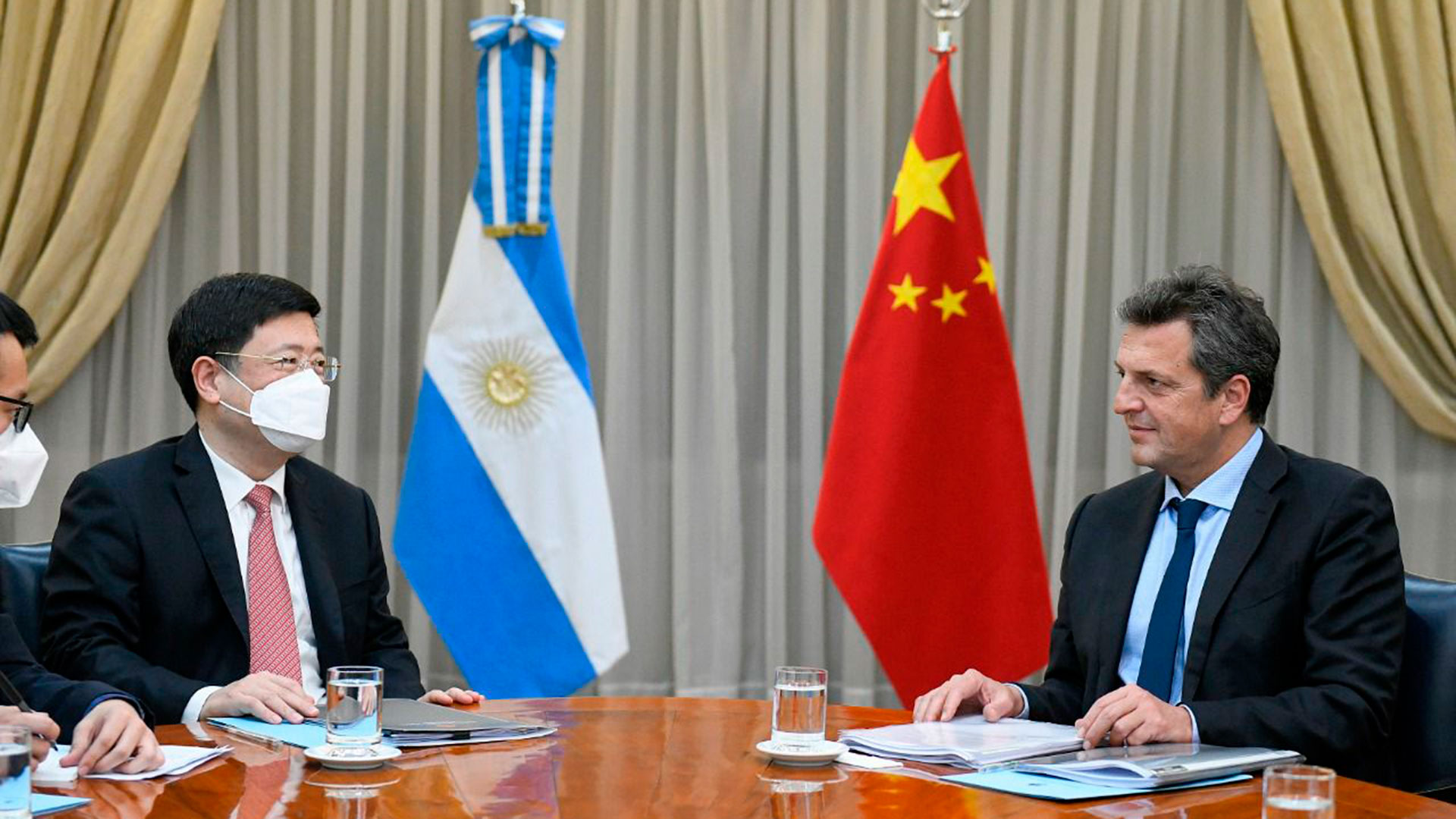 Massa con el embajador de China en la Argentina. Otro frente para buscar reforzar las reservas del Banco Central