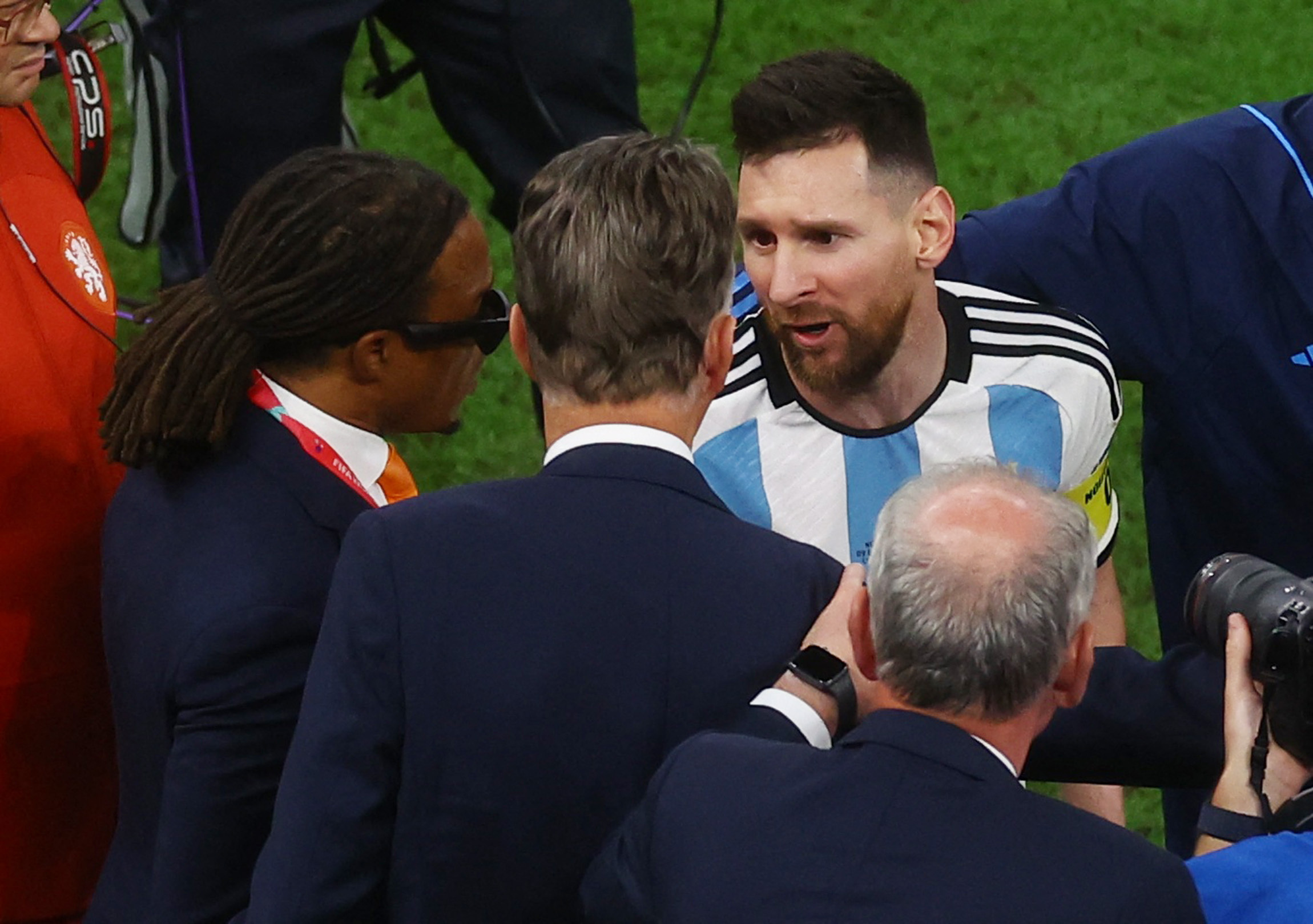 Lionel Messi fue a buscar a van Gaal y le recriminó haber hablado tanto en la previa (REUTERS/Paul Childs)