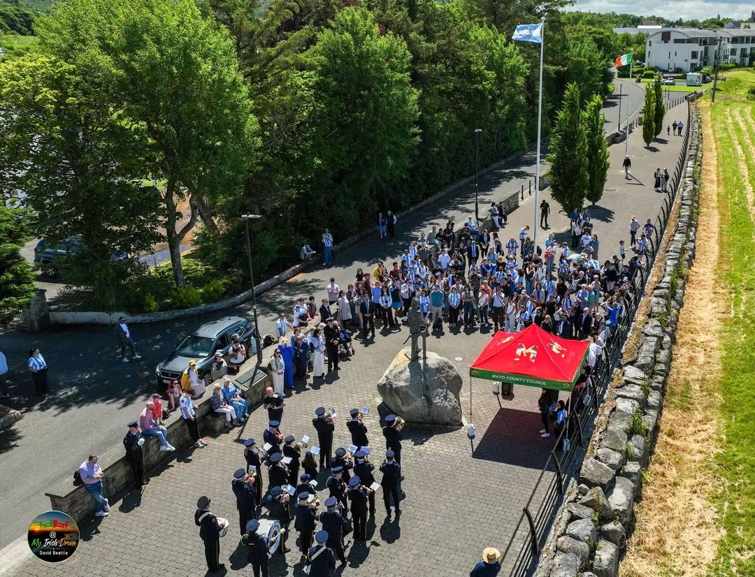 El pueblo europeo que ama a la Argentina, organiza una fiesta en su honor y en donde la bandera flamea por todos los rincones