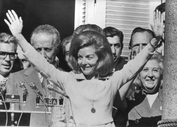 Isabel Perón durante el acto del 17 de octubre de 1975. A su lado el senador Ítalo Luder