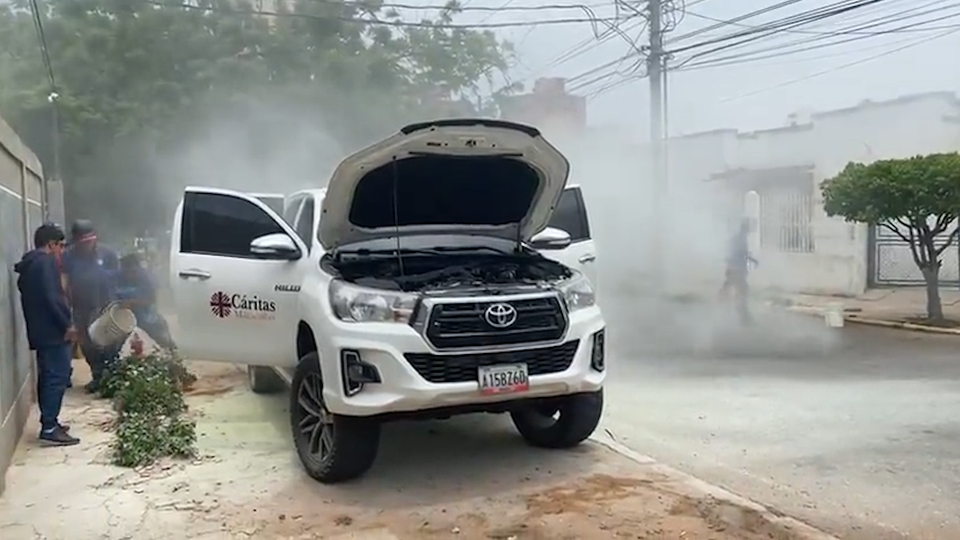 El comandante general del Cuerpo de Bomberos del Municipio Maracaibo, capital del estado Zulia, Engelberth Atencio, le explicó a la agencia de noticias EFE que, desde el mes de enero hasta mediados de abril, se registraron un total de 26 carros quemados.