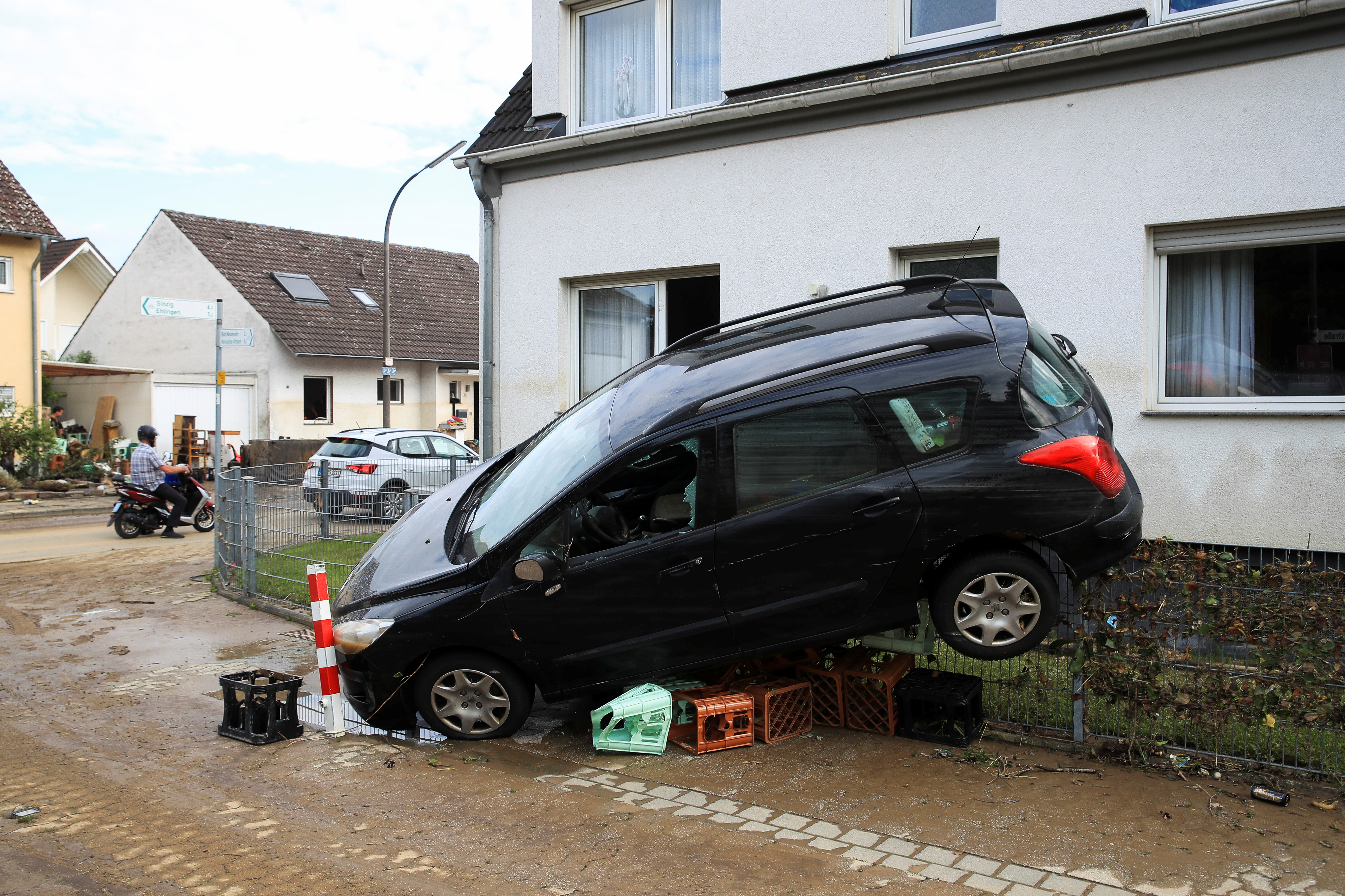 Un auto destruido en Bad Neuenahr-Ahrweiler, Alemania