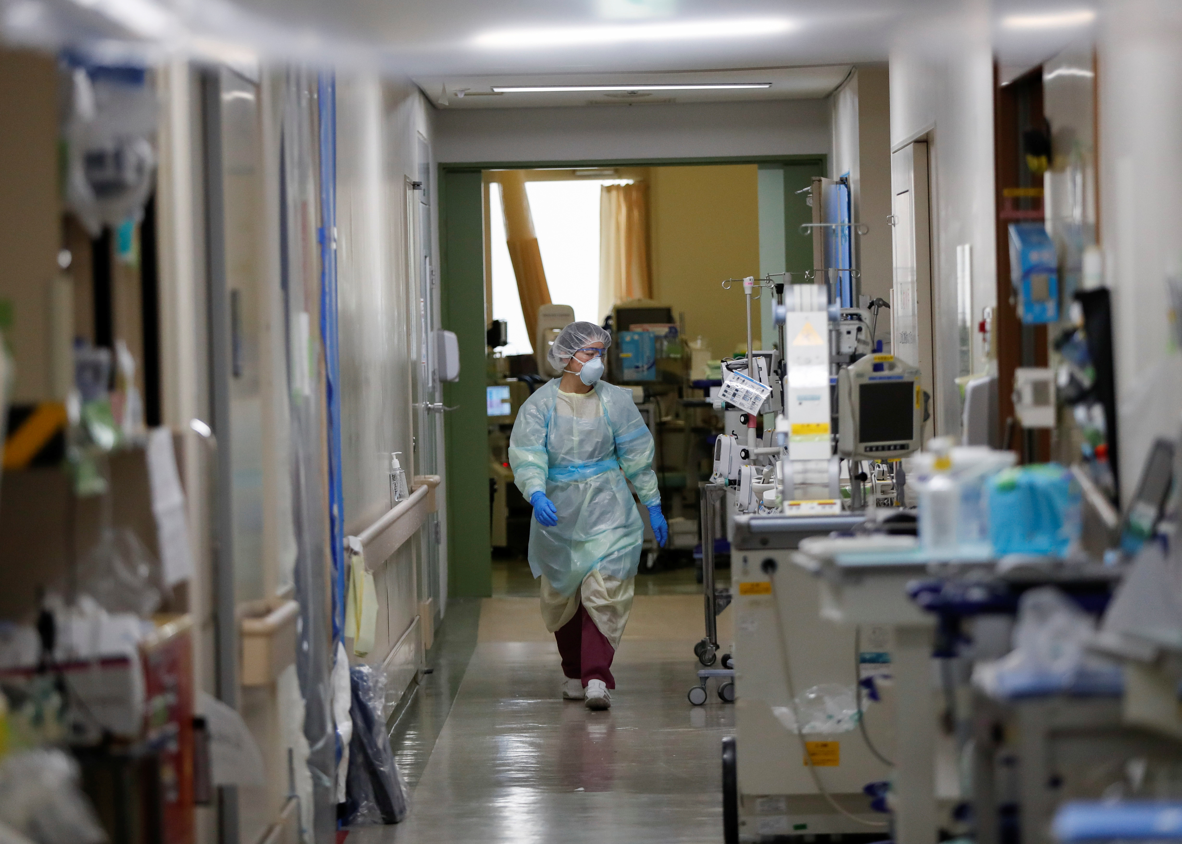 Un trabajador médico en la Unidad de Cuidados Intensivos (UCI) para pacientes con coronavirus del Hospital Universitario Médico Santa Marianna en Kawasaki, al sur de Tokio, Japón, el 4 de mayo de 2020.  (REUTERS/Issei Kato)
