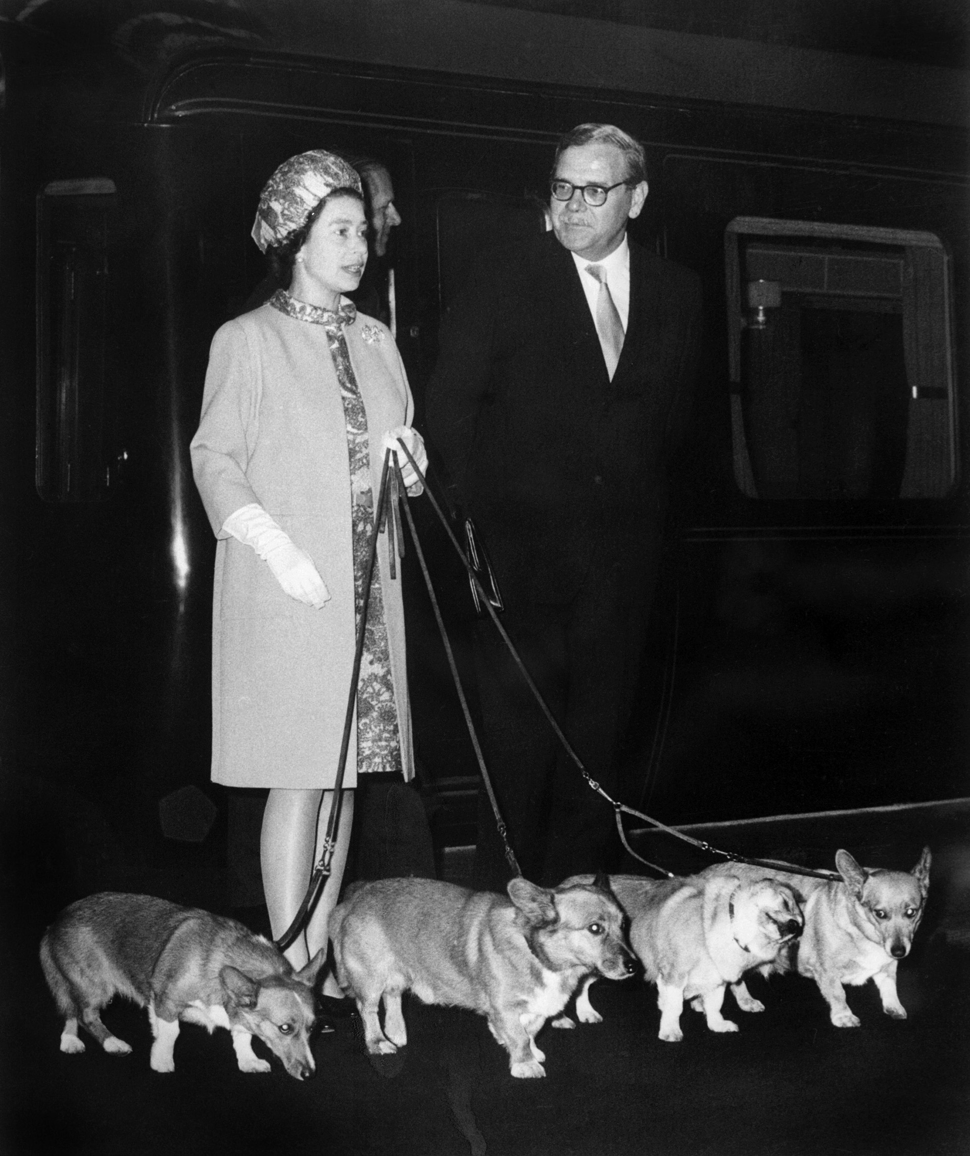 La reina Isabel II es fotografiada el 15 de octubre de 1969 en la estación de tren King Cross con sus cuatro perros Corgi  (Photo by STF / AFP)
