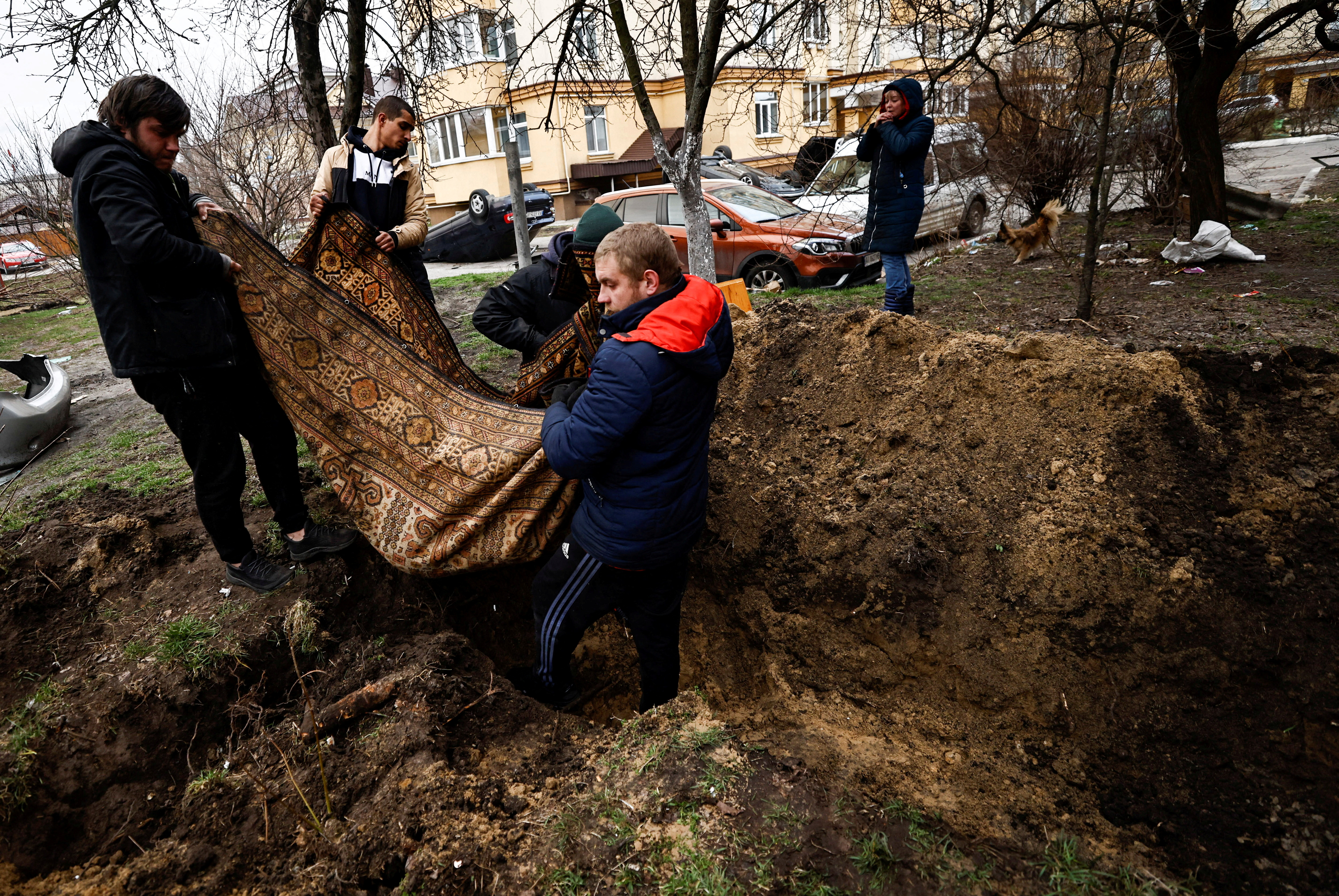 Autoridades ucranianas dieron a conocer que tras la retirada de Rusia en Bucha, fueron recuperados 410 cadáveres

 REUTERS/Zohra Bensemra 
