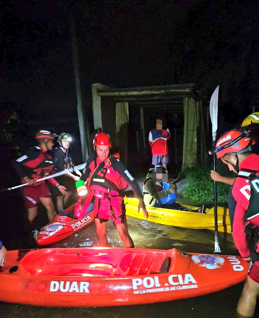 Desbord&oacute; un r&iacute;o en C&oacute;rdoba y evacuaron a varias familias: el agua ingres&oacute; a las casas y super&oacute; el metro de altura