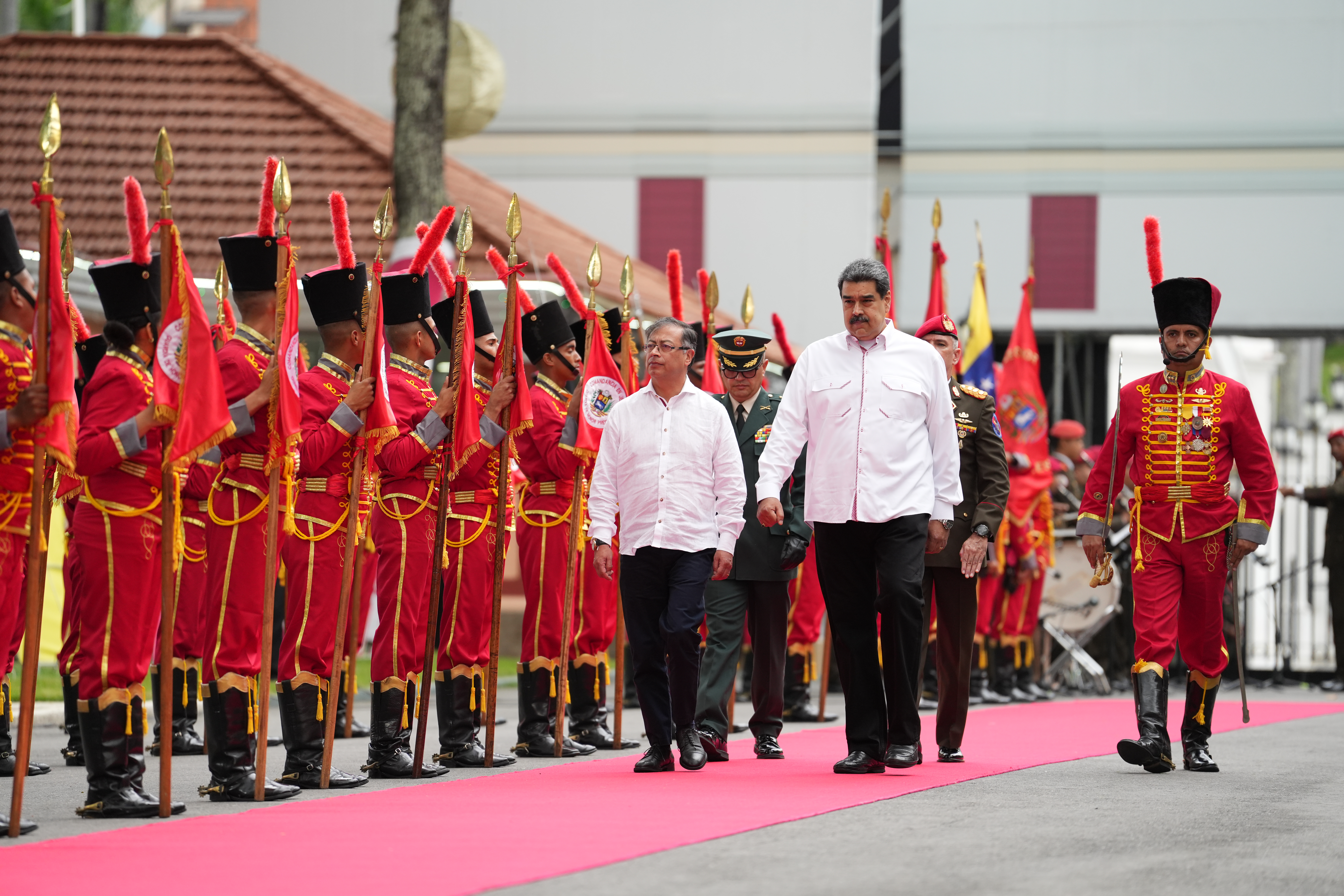 Gustavo Petro llega al Palacio de Miraflores para reunirse con Nicolás Maduro