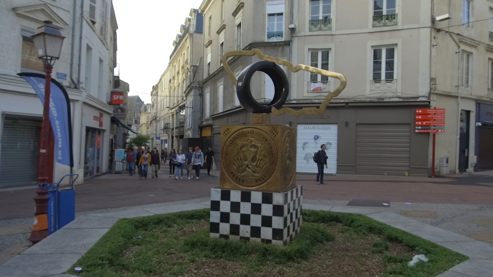 Una plazoleta del pueblo de Le Mans con un monumento que honra al piloto Derek Bell, bicampeón mundial de Resistencia y 5 veces ganador en Le Mans (Diego Zorrero)