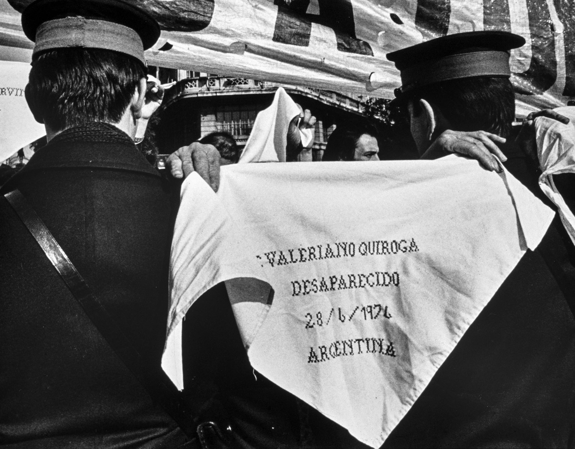 Una imagen del 9 de julio de 1985. Una Madre de Plaza de Mayo sostiene un pañuelo blanco con el nombre de Valeriano Quiroga, secuestrado y desaparecido desde el 28 de junio de 1976 (Ricardo Ceppi/Getty Images)