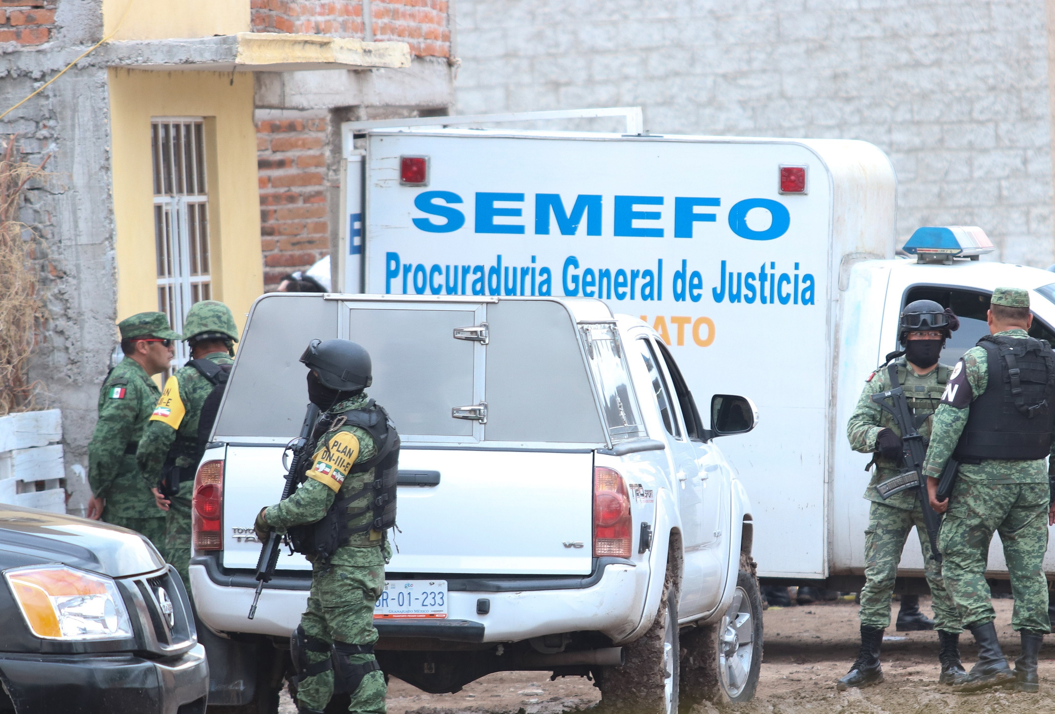 Fotografía fechada el 1 de julio del 2020, que muestra a Miembros de la Guardia Nacional vigilando afuera de un Centro de Rehabilitación en el municipio de Irapuato estado de Guanajuato (México). EFE/Str
