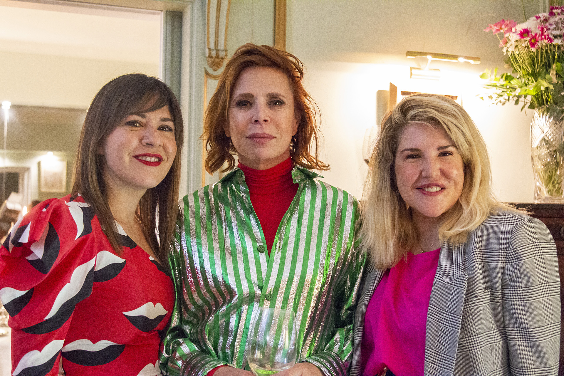 La diseñadora española junto a las hermanas Carminne y Tweety Dodero