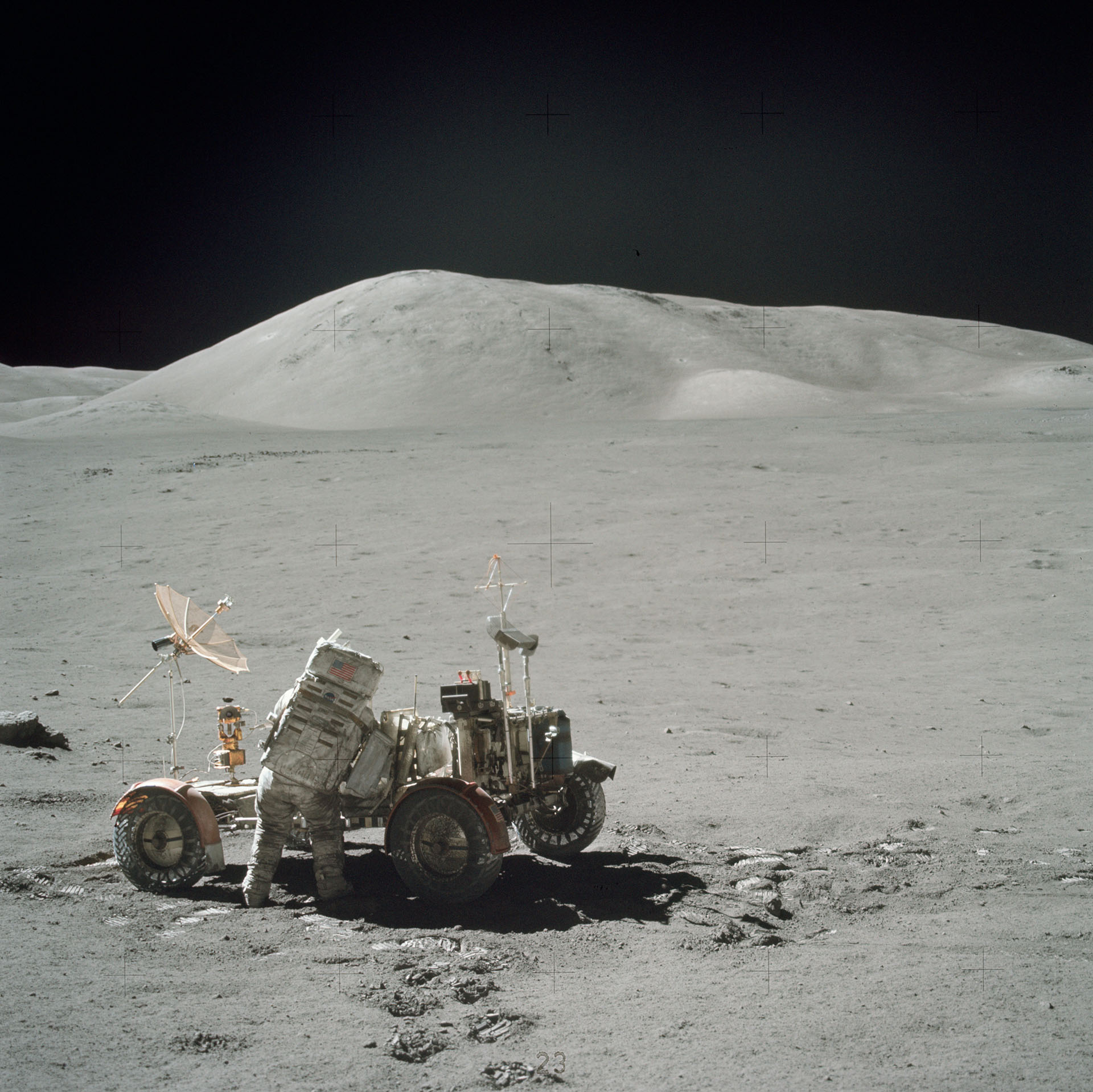 Eugene Cernan junto al Rover en la Luna durante la misión del Apolo 17. Permaneció durante tres días en la superficie del satélite de la Tierra (NASA)