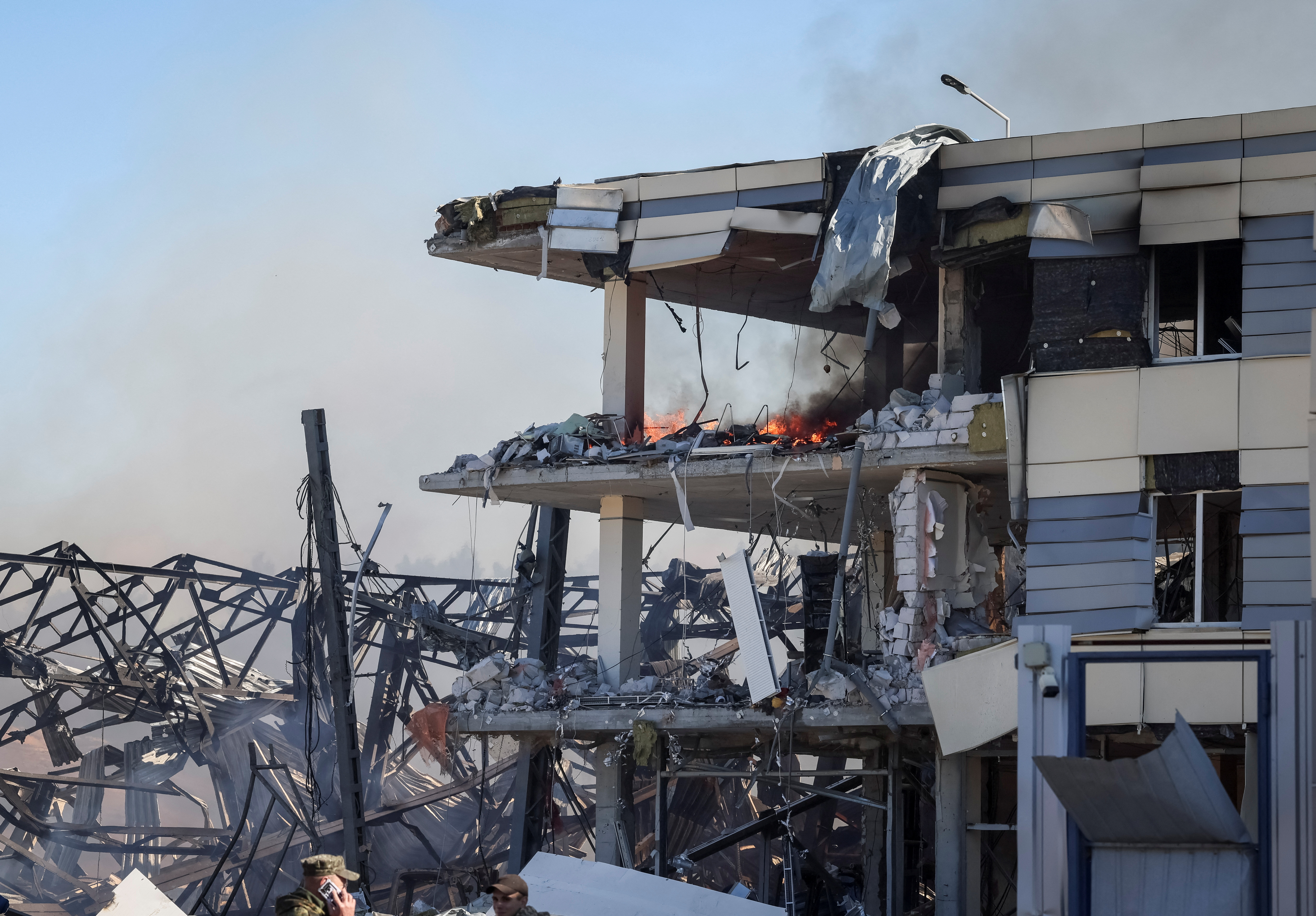 Un edificio donde vivían civiles fue destruido en Kiev (REUTERS/Gleb Garanich)