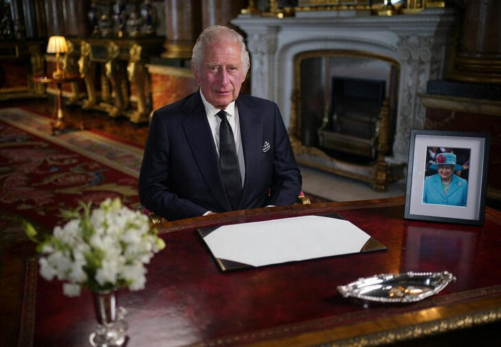 El rey Carlos III se dirige a la nación y a la Commonwealth desde el Palacio de Buckingham, Londres, tras la muerte de Isabel II. 9 septiembre 2022. Yui Mok/Pool vía Reuters