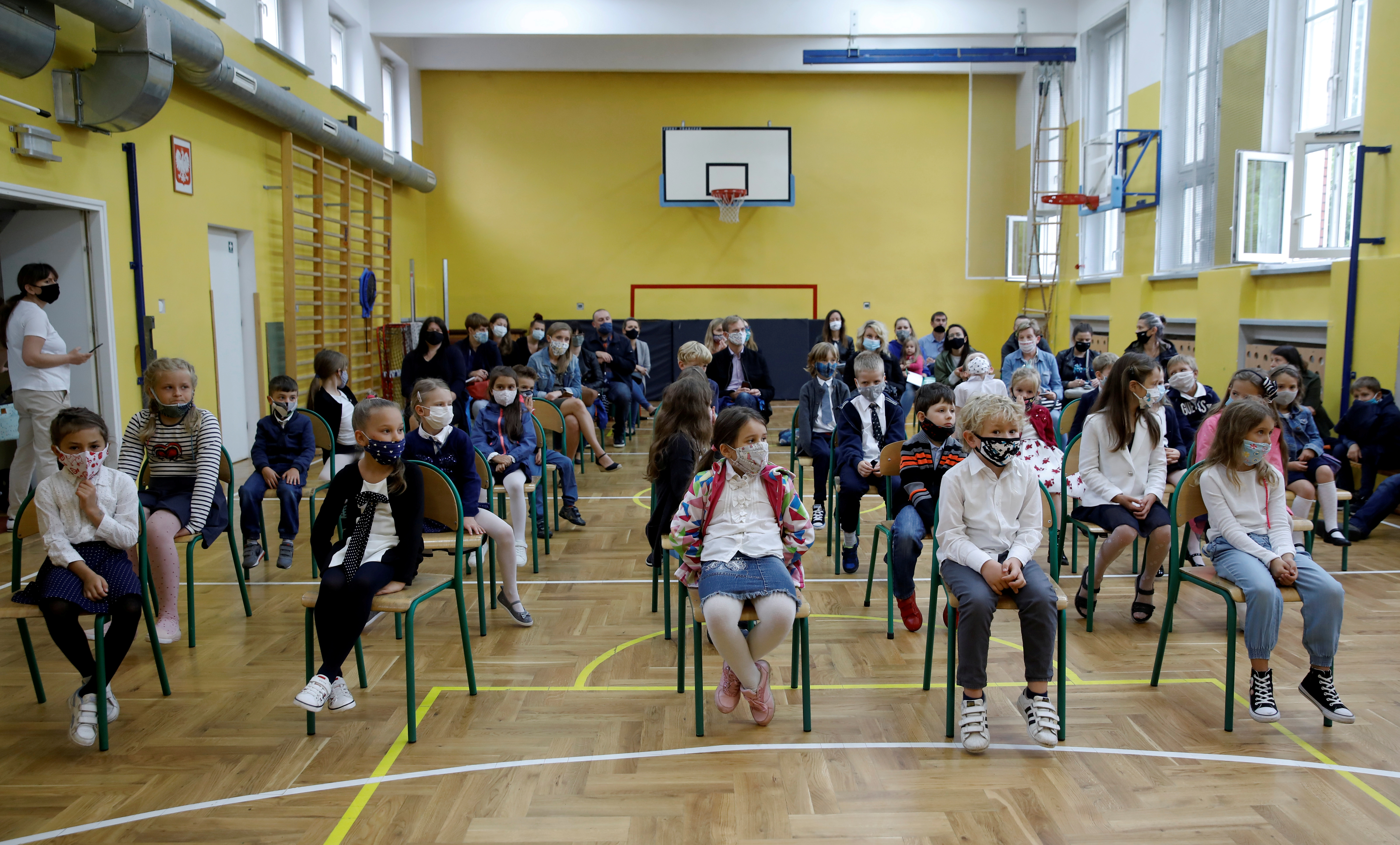 Niños en un acto escolar en Varsovia, durante la pandemia del coronavirus. REUTERS/Kacper Pempel/File Photo