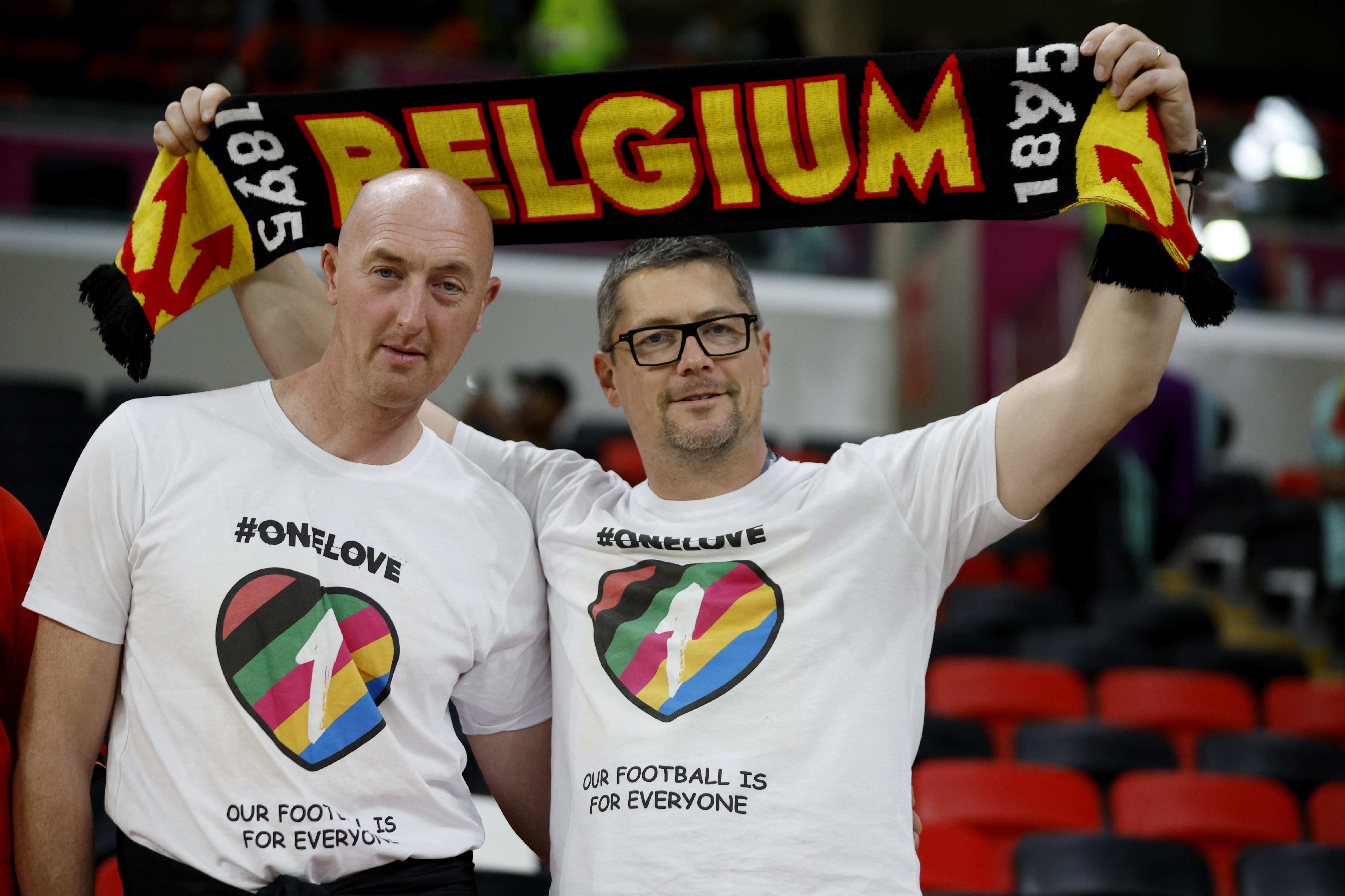 El mensaje inclusivo en el Ahmad Bin Ali Stadium de los hinchas de Bélgica en Qatar con la leyenda de One Love (REUTERS/John Sibley)