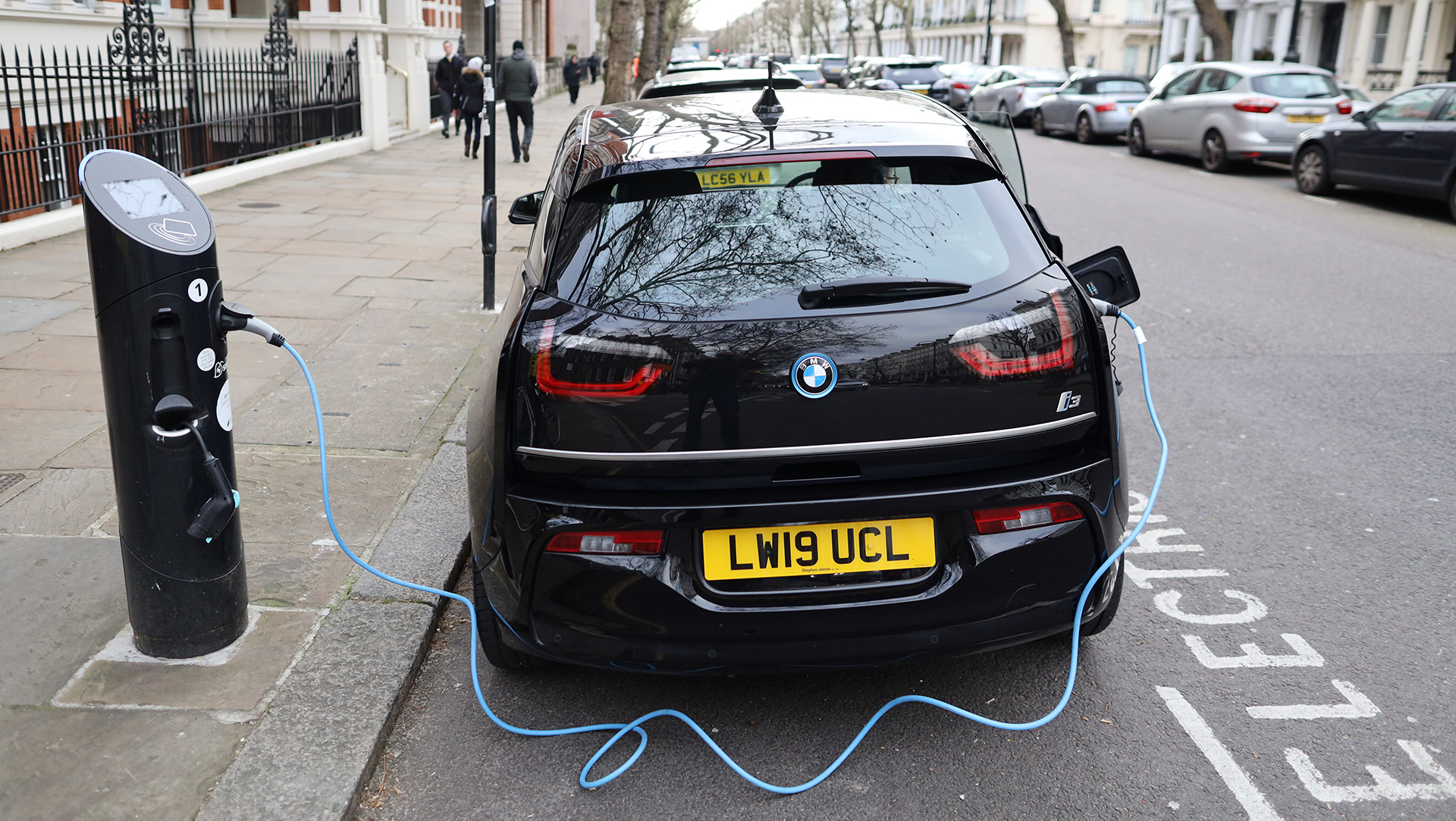 Los autos eléctricos no pagan tantos impuestos para ser adquiridos, no pagan patente y requieren una red de cargadores pública. Esto implica poca recaudación y más gasto para los gobiernos