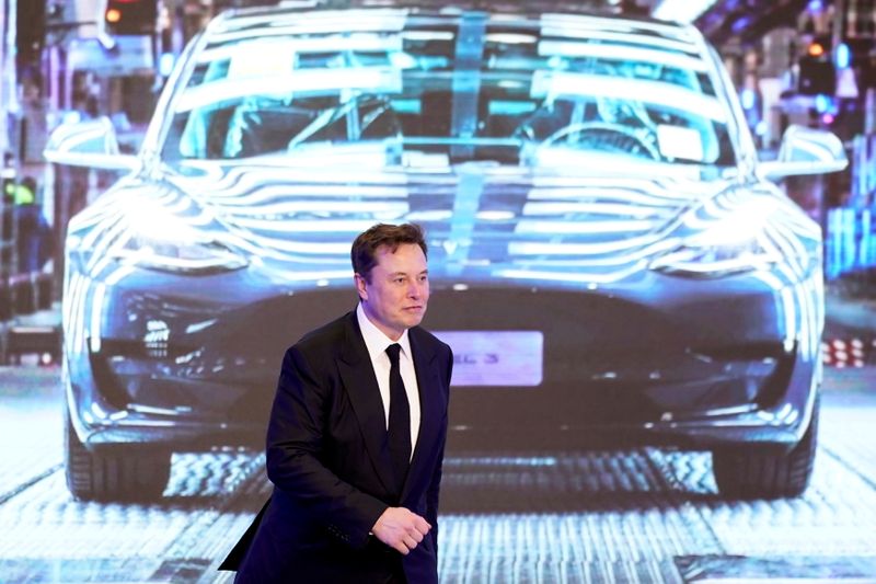 Foto de archivo: El CEO de Tesla Elon Musk camina junto a una pantalla con una imagen del auto Tesla Model 3 durante una ceremonia en Shanghái, China, el 7 de enero de 2020 (REUTERS/Aly Song)