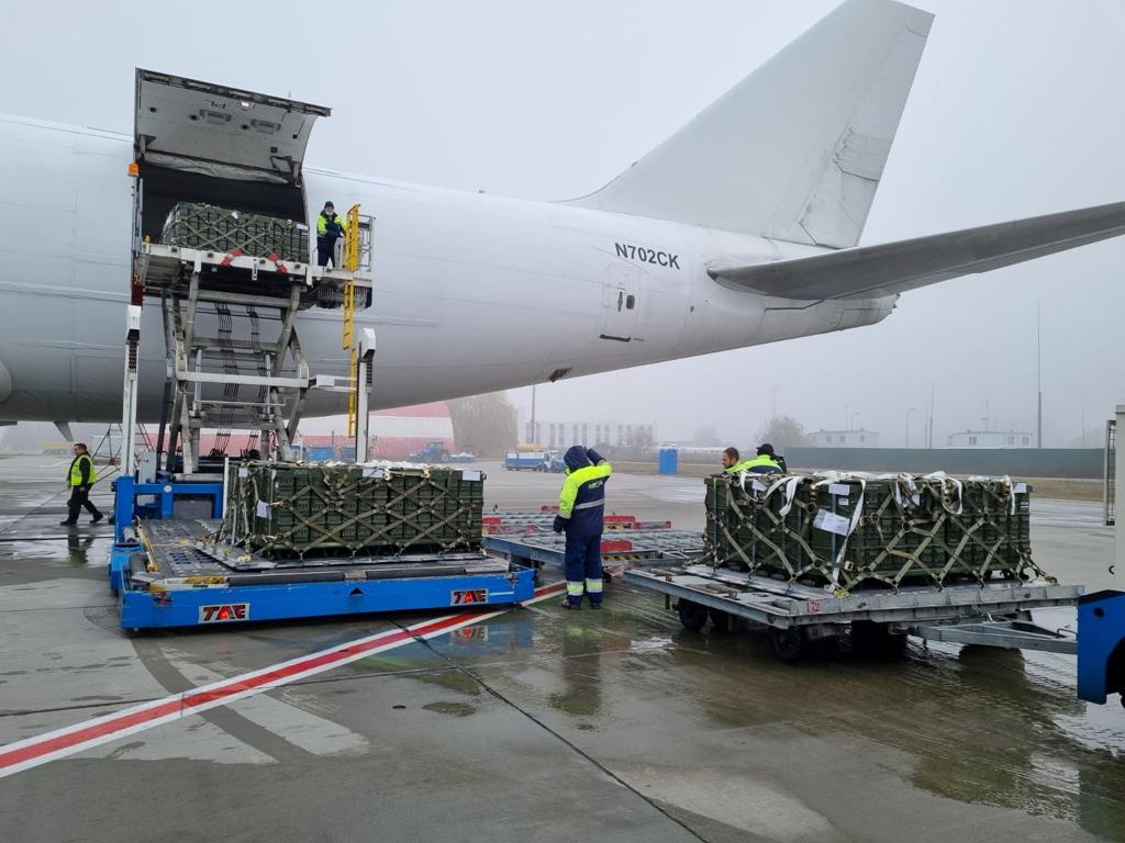 Imagen de archivo: trabajadores descargan un cargamento de munición entregado como parte de la asistencia de seguridad de los Estados Unidos de América a Ucrania, en el aeropuerto internacional de Boryspil, a las afueras de Kiev, Ucrania, el 14 de noviembre de 2021 (Reuters)