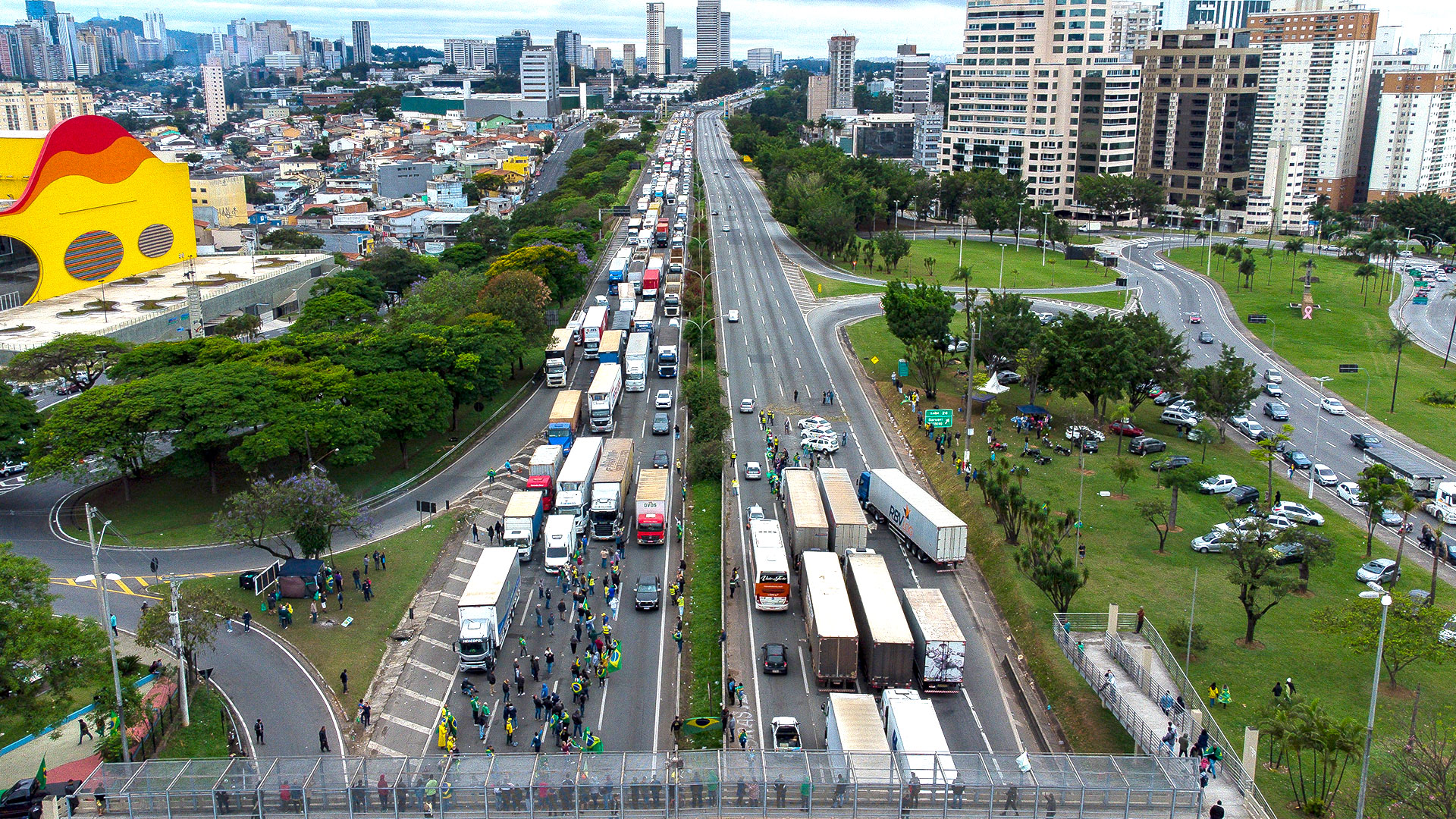 Una larga fila de camiones atascados por un bloqueo en la autopista Castelo Branco, en las afueras de San Pablo (Miguel SCHINCARIOL / AFP)